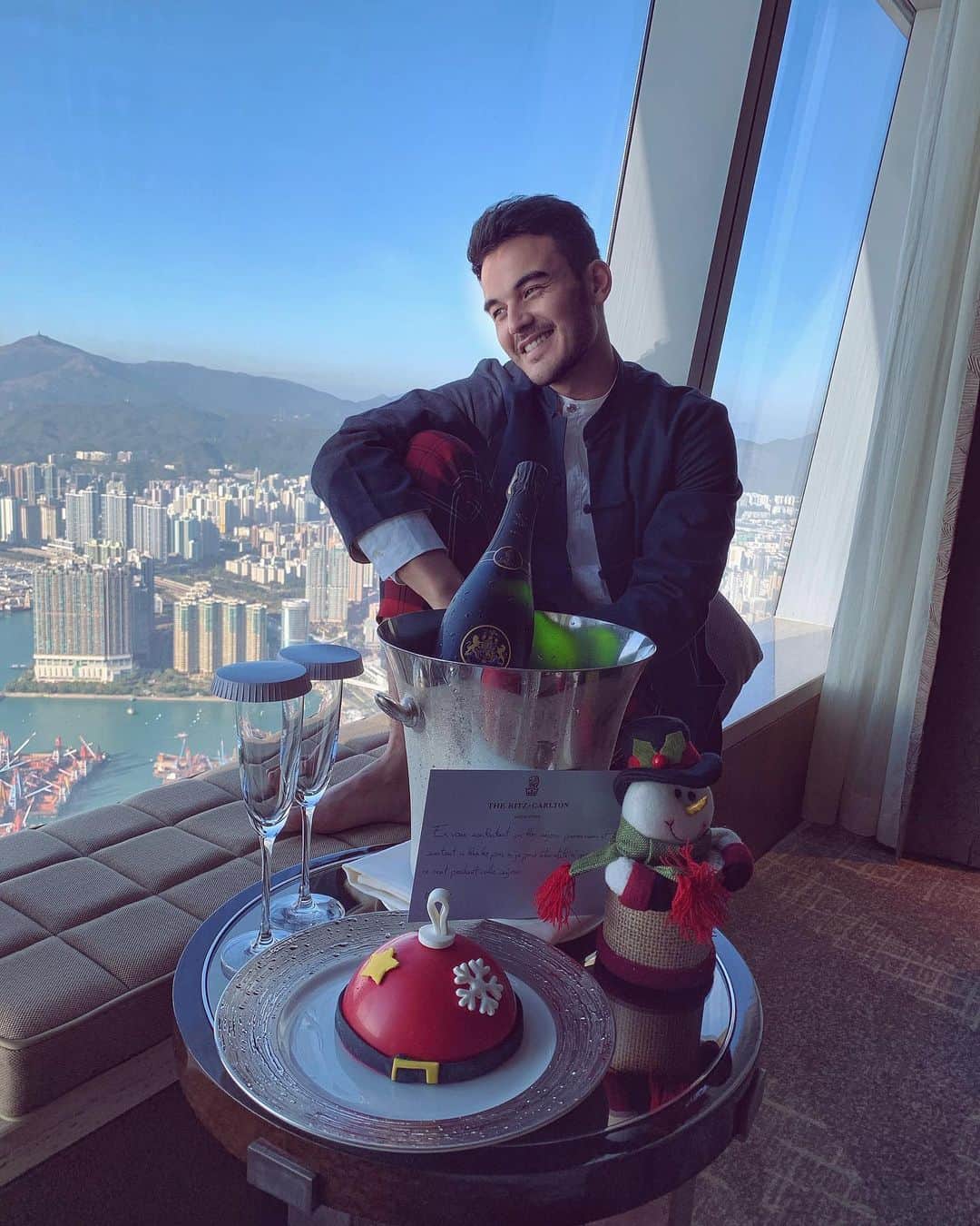 Kam Wai Suenのインスタグラム：「Lovely Christmas present from babe 🎄🎅🏻 Nice room on the 111th floor with an unobstructed view of our beautiful city Hong Kong and a top-notch service from the team of @ritzcarltonhongkong  #ritz #ritzcarltonhongkong #ritzcarltonhk #christmasdecor #christmasgifts #christmasstaycation #staycationhk #christmascake #christmascookies #lifestyleblogger #hkkol #hkinfluencer」