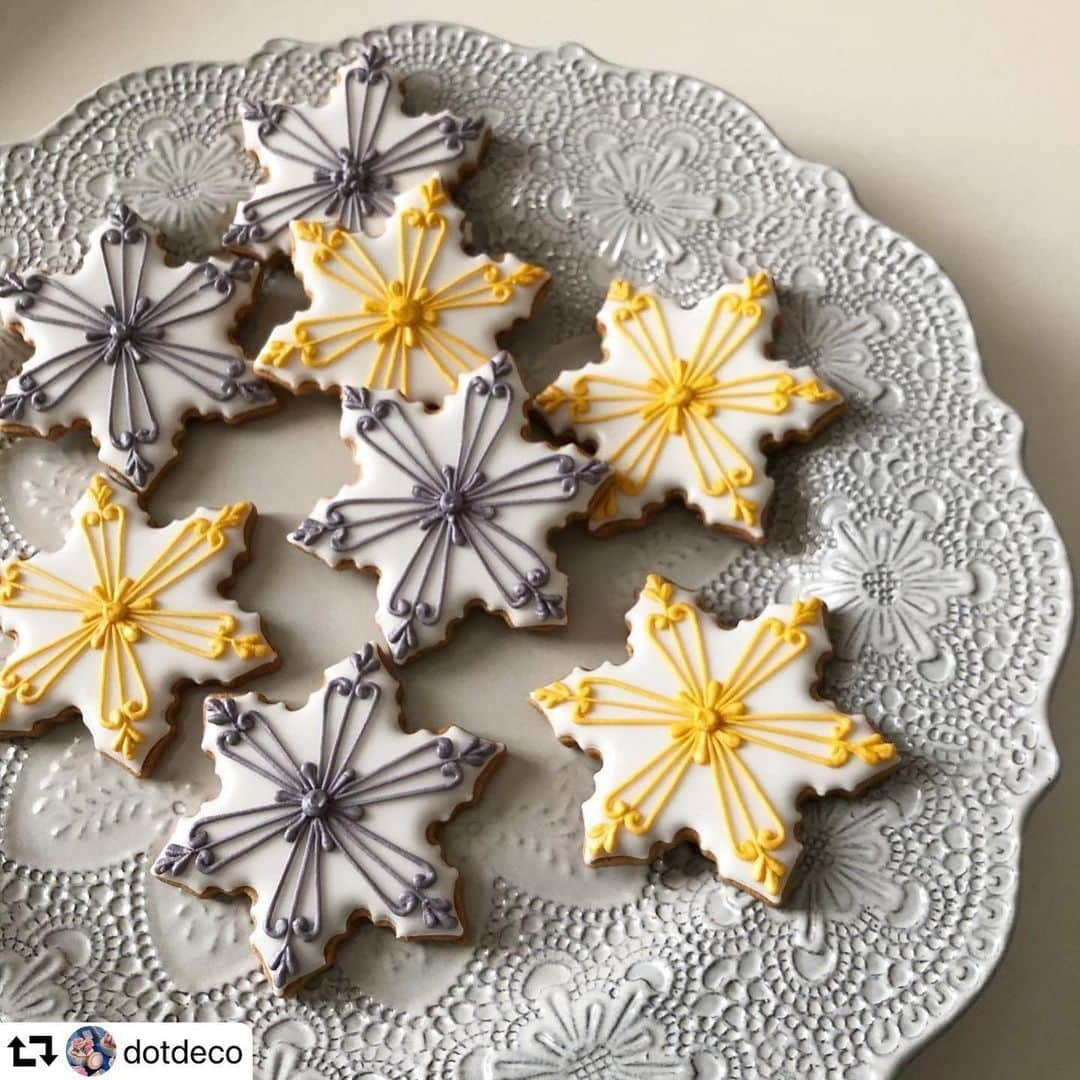 クスパさんのインスタグラム写真 - (クスパInstagram)「#repost @dotdeco ・・・ #snowflakes #❄️﻿ ﻿ #icing #icingcookie #icingcookies #cookies #アイシングクッキー #アイシングクッキー教室 #decoratedcookies #royalicing #sugardecoration #instacookies #instasweet #instagood #kawaii #糖霜曲奇 #札幌習い事 #菓子教室 #札幌 #sapporo #円山 #hokkaido #北海道 #dotdeco #クスパ #パティシエカメラ部教室  #クスパ公認インスタアンバサダー #cottaアンバサダー #コッタ」12月27日 13時34分 - cookingschoolpark