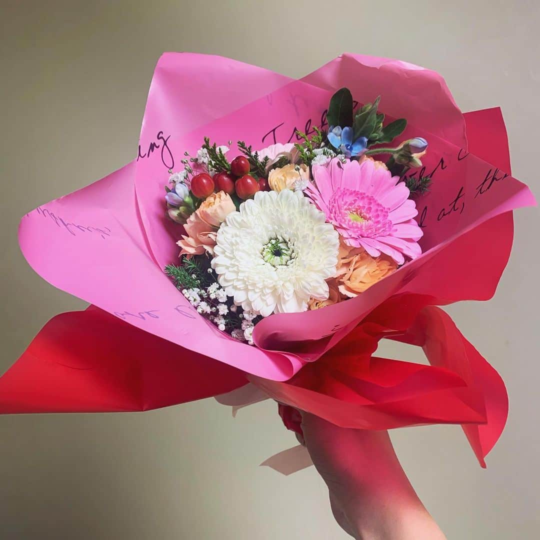 田中良子さんのインスタグラム写真 - (田中良子Instagram)「お家でパーティー🎄✨ 可愛いお花もろた💐ぎゅん」12月27日 13時35分 - tanakaryoko102