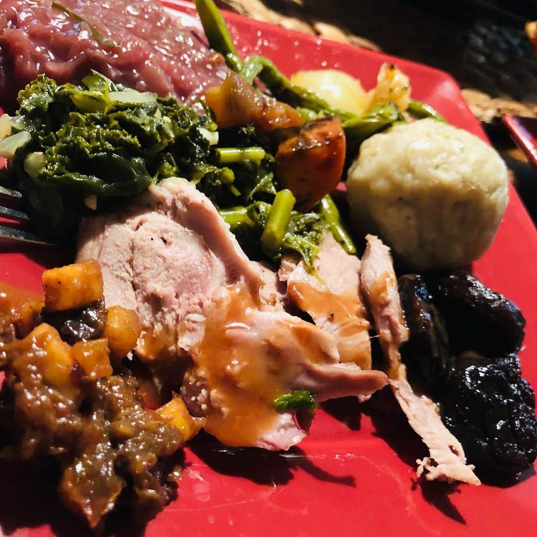 大桑マイミのインスタグラム：「Germanトラディッショナルx'masfood & 我が家の定番チーズケーキで　楽しいx'masを過ごしました。映画みて　legoして　人形と車🚗遊びして。沢山食べましたw 無事にサンタ🎅業務も終えましたが息子くん、クリスマスが終わった昨日も今日もサンタさんに来て欲しくて寝る前にクッキー🍪とミルクを🥛置く日々。　朝は走ってツリーの下へ。　あーきてないな〜と残念そう。　何度説明しても諦めない。。 どうしよ。。。😅❄️🔮🙏🎄🎅 みなさんはどんなクリスマス🎄過ごしましたか。  娘の映画出演の投稿に沢山メッセージありがとうございました😊❣️❣️❣️感激。 素敵なhappy holidayを　お過ごしください。 #merryx'mas #froheweihnachten」