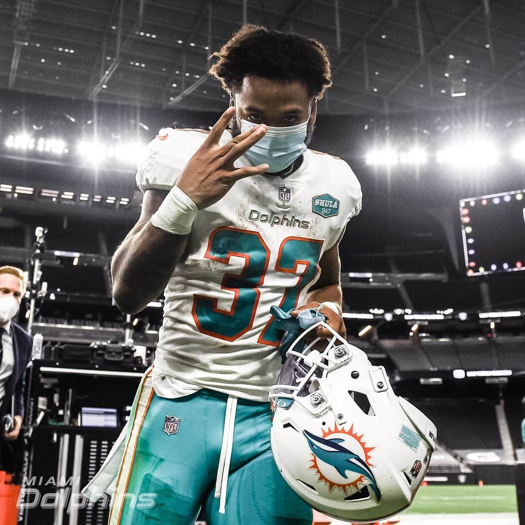 マイアミ・ドルフィンズさんのインスタグラム写真 - (マイアミ・ドルフィンズInstagram)「Dubs Up 😏」12月27日 13時44分 - miamidolphins