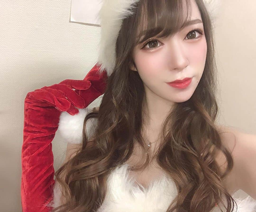 Rikaのインスタグラム：「. クリスマス投稿おわり❣️  りかサンタまた来年ね🐻‍❄️🐻 . 今年も残すところあとわずか₍ᐢ.ˬ.ᐢ₎  ほんと師走ね〜． . 例年とは違った12月だけど やっぱりどこか年末を感じる😗♡ 私もまた体調崩さないように気をつけなきゃ🍙 . . .  #キャバクラ #キャバ嬢 #ドレス  #ビジョビ #富士見町 #可愛い  #美容 #お酒 #育乳 #ヘアメイク  #キャバドレス #千葉 #バストアップ  #富士見町 #歌舞伎町 #北新地 #可愛い #フォローミー #筋トレ  #ナイトナビ #自撮り女子 #❤️ #ホスト #キャバスタグラム #夜職  #加工スタグラム #バースデー #クリスマス #xmas #サンタコス」