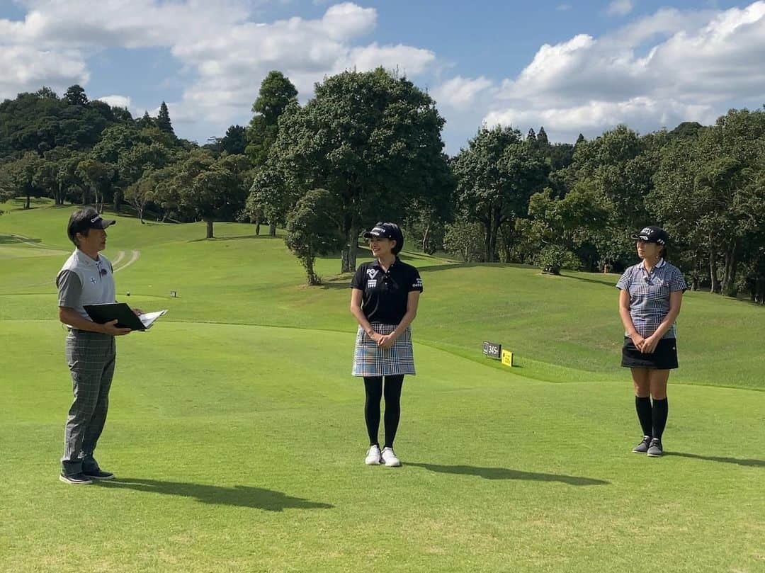 近藤祥子さんのインスタグラム写真 - (近藤祥子Instagram)「⛳️  今日(27日)の22時からBSテレ東にて 【ゴルフクイーンズマッチ ～企業対抗女子ゴルフ選手権～】が放送されます⛳️ . 予選ラウンドの模様です。 . あぁ〜緊張し過ぎてる姿ですが、是非ご覧下さい🙈❤ . . #ゴルフ #ゴルフ女子 #ゴルフクイーンズマッチ #golf #golfgirl #bsテレ東 #ゴルフウェア #近藤祥子 #パーリーゲイツ #pearlygates」12月27日 13時54分 - shoko_kondoh