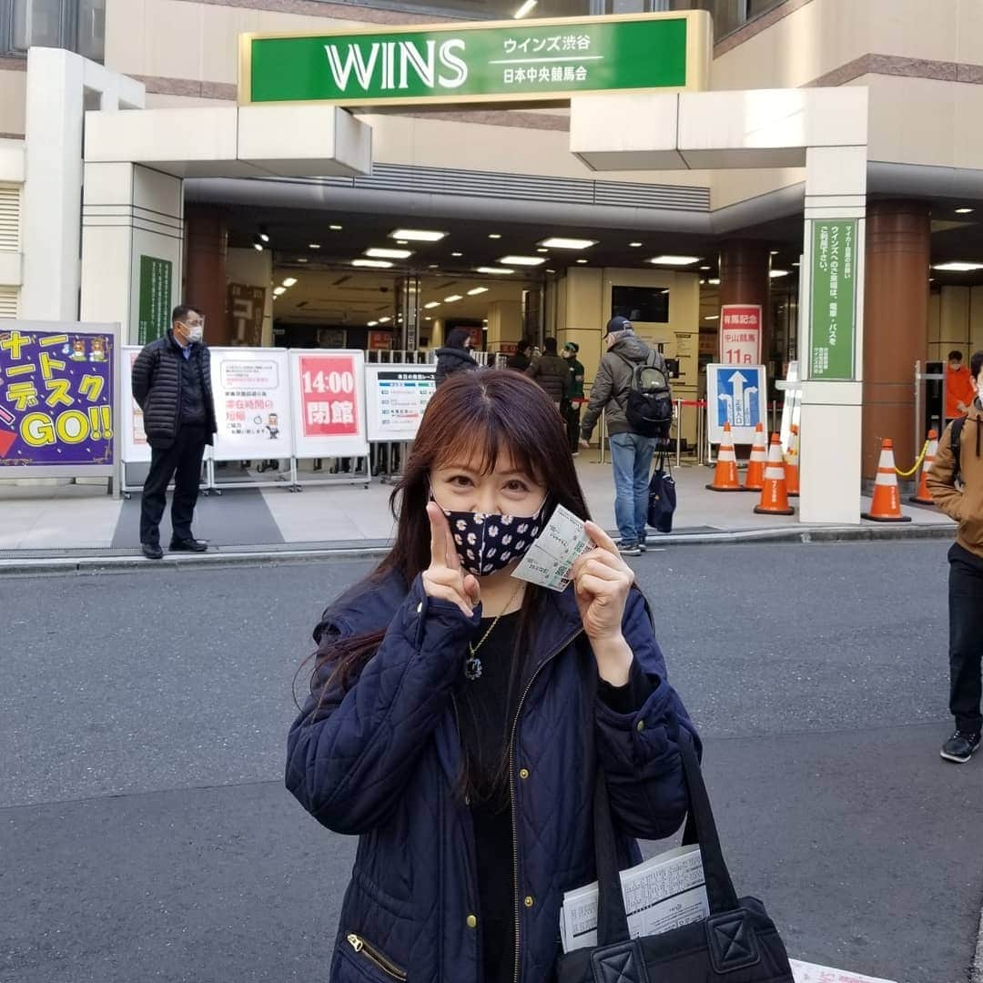 宇月田麻裕さんのインスタグラム写真 - (宇月田麻裕Instagram)「いよいよ、有馬記念。 全頭、無事でゴールして。 これから、ネットで馬券を買います。みんな頑張れ！  #wins渋谷 #有馬記念2020  #ラッキーライラック  #クロノジェネシス  #中山競馬場」12月27日 13時49分 - mahiro_utsukita