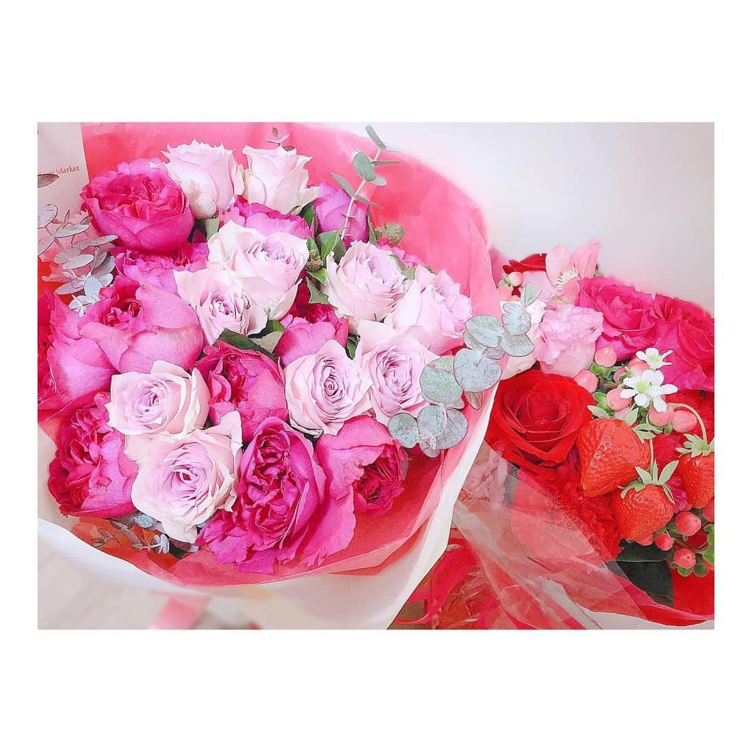 高橋麻里のインスタグラム：「. お花🌹💓 . お部屋がすてき空間になってた！ 癒し。きれい。 . . . #花束 #バラ #flowers」
