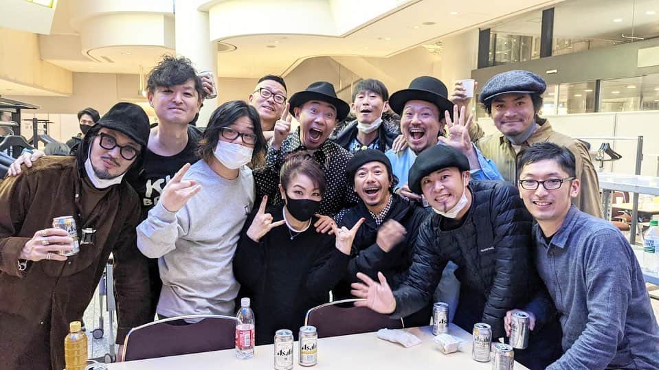 シーサーのインスタグラム：「・ ・ 木梨憲武さんに再び声をかけて頂き 「木梨の大音楽会。フェスってゆー!!」 DOBERMANで出演させていただきました♬  一日遅れのスペシャルすぎるクリスマスプレゼント!!  コロナで色々な判断が日々大変な状況の中、 ノリさんのおっきなおっきな愛に終始包まれて、 豪華出演者、お客さん、スタッフの方々、 沢山の笑顔に溢れたライブでした。  改めてライブって素晴らしいし 音楽ってすごくパワーがあるなと 感じさせてもらえたライブ。 ノリさんに心から感謝です。 ありがとうございました!!  これからも ホネまでヨロシク お願いします!!  #木梨憲武 #木梨の大音楽会 #木梨の会 #木梨の貝 #フェスってゆー  #マキシマムザホルモン #DOBERMAN_ska #ホネまでヨロシク」