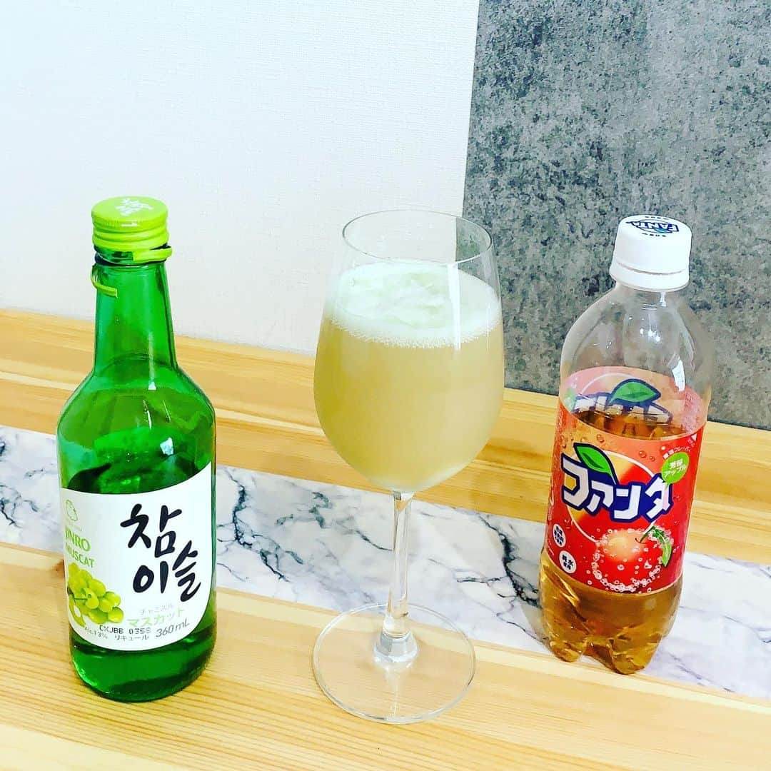 関根慶祐（K-SUKE）さんのインスタグラム写真 - (関根慶祐（K-SUKE）Instagram)「アイスの実をチャミスルで溶かす＋そこにファンタアップル＝簡単美味しいフローズンカクテル🍸  #チャミスル #チャミスルマスカット #チャミスルで乾杯 #참이슬  #アイスの実　#アイスの実サイダー  #ファンタ　#ファンタアップル  #宅飲みレシピ #宅飲みメニュー #宅飲み #カクテル　#カクテルレシピ #簡単カクテル　#フローズンカクテル」12月27日 13時52分 - ksukeshirayuri