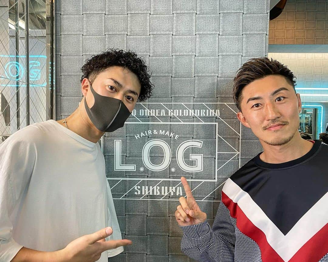 山崎秀晃のインスタグラム：「切り納め、巻き納め、塗り納め✂︎ ✉️→@logsamata.k #log #shibuya #thx〜⭐︎」