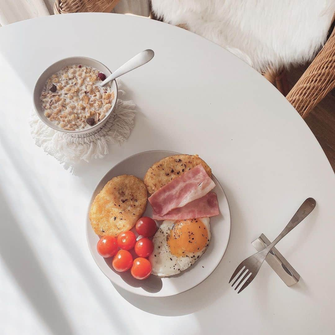 熊江琉唯さんのインスタグラム写真 - (熊江琉唯Instagram)「有馬記念日デーの朝ご飯🥣  いや12時に食べたからもう昼ご飯なのか…？笑  ハッシュポテト大好きなんだよなぁ🥔💗  #branch #朝ご飯 #朝ご飯記録 #朝ごはん #朝ごはんの記録 #ブランチ　#食べすぎた #作りすぎた #ハッシュポテト #🍟 #LOVE #ベーコン　#目玉焼き #🍳 #🥓 #グラノーラ #有馬記念 #クロノジェネシス」12月27日 13時53分 - ruikumae