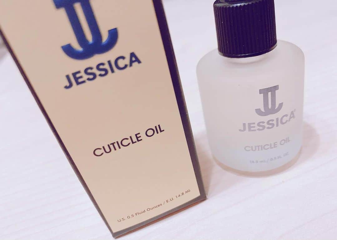 みけねこのインスタグラム：「乾燥の味方✨ お肌も爪も守られる☺️  #JESSICA #ジェシカ #オイル」