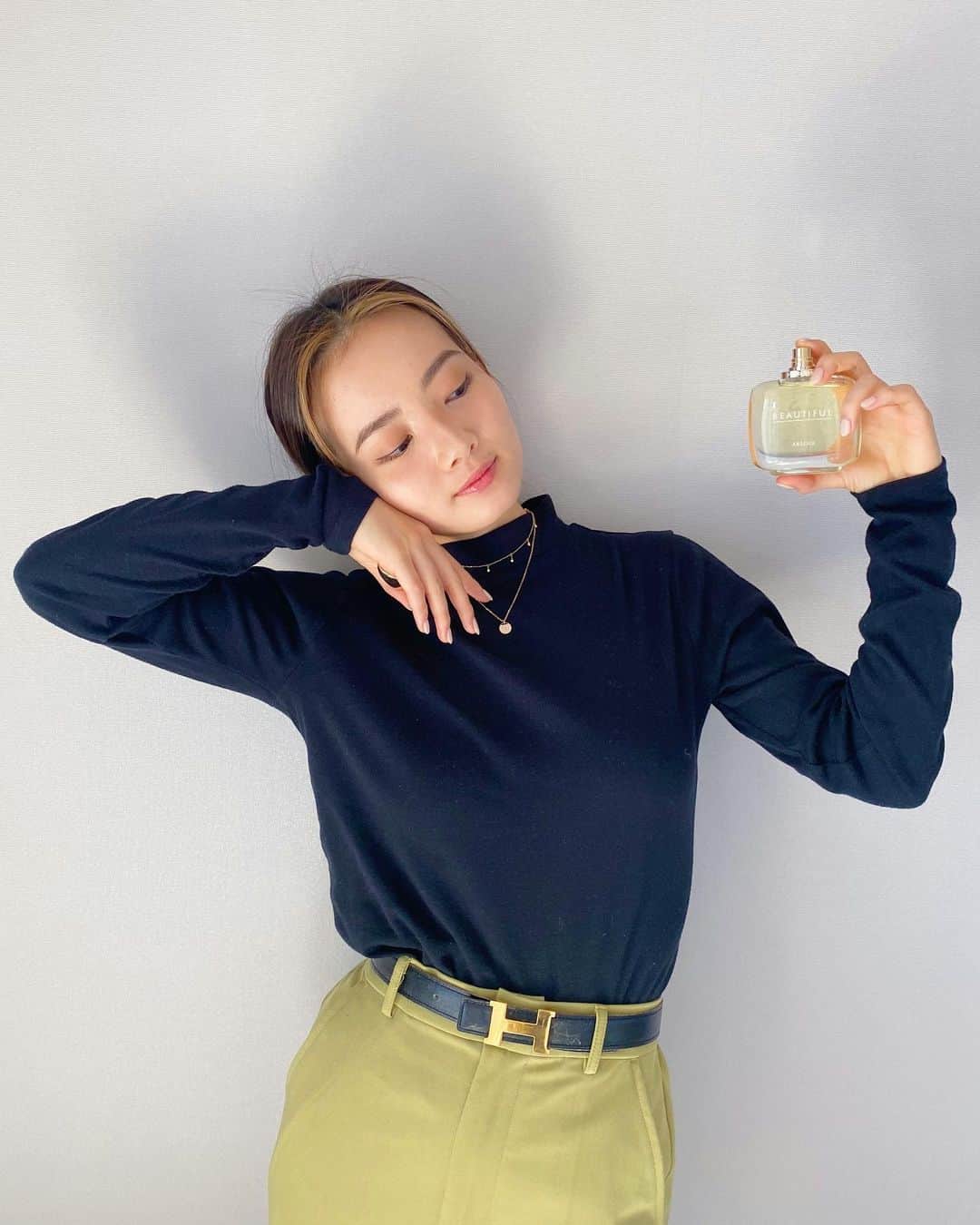 青山舞莉のインスタグラム：「@esteelauderjapan さんから新しい香水頂きました♡  エスティローダー x アンディウォーホル 限定 コラボレーションの 「ビューティフルアプソリュオーデパフュームスプレイ 」  2020年11月11日から限定発売中です！  大人ぽい香りでお気に入り🤍   #エスティローダー #esteelauder #EsteexAndyWarhol @esteelauderjapan @warholfoundation」