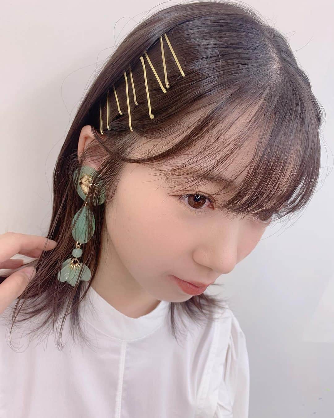 山岸理子のインスタグラム：「* ぴんいっぱい。☺︎ と、大きいイヤリング。☻  #tsubaki_factory #山岸理子 #ヘアアレンジ #ピンアレンジ #イヤリング #ミニワンピ #ロングブーツ #薄メイク」
