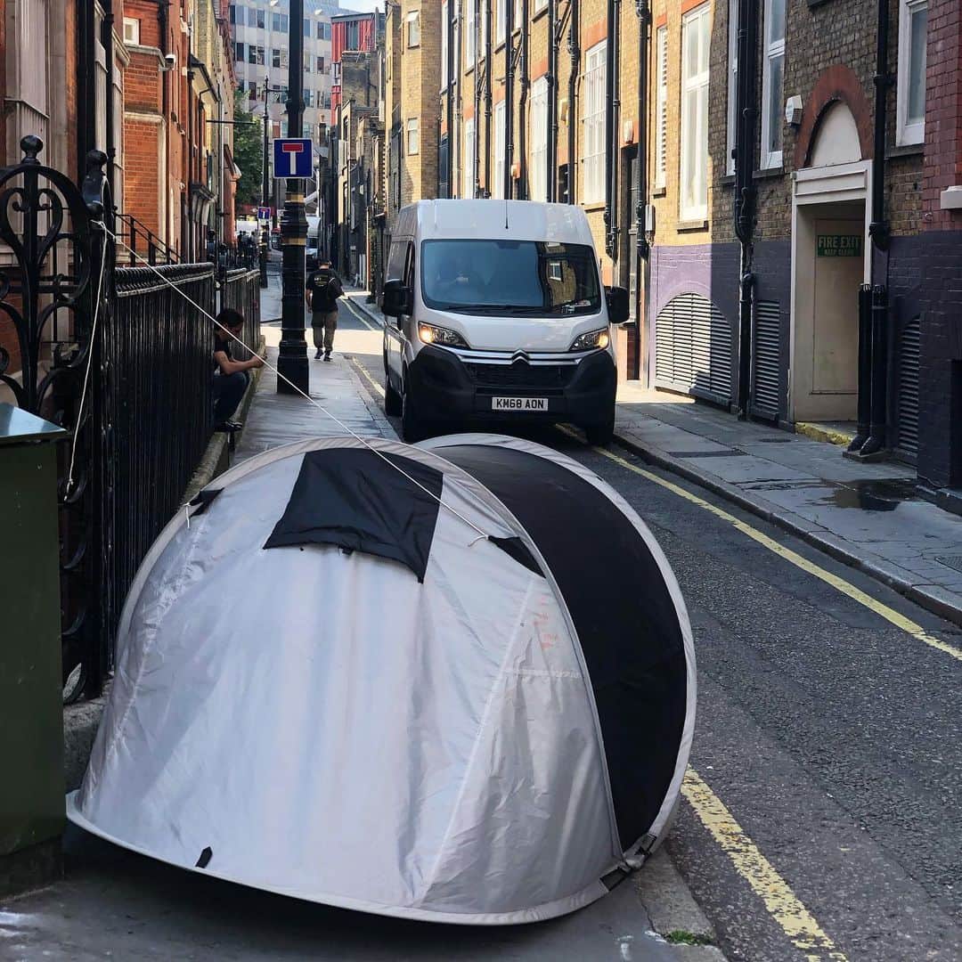 LAUNCHのインスタグラム：「LONDON🇬🇧  I think we need the boldness to put a tent on this road」