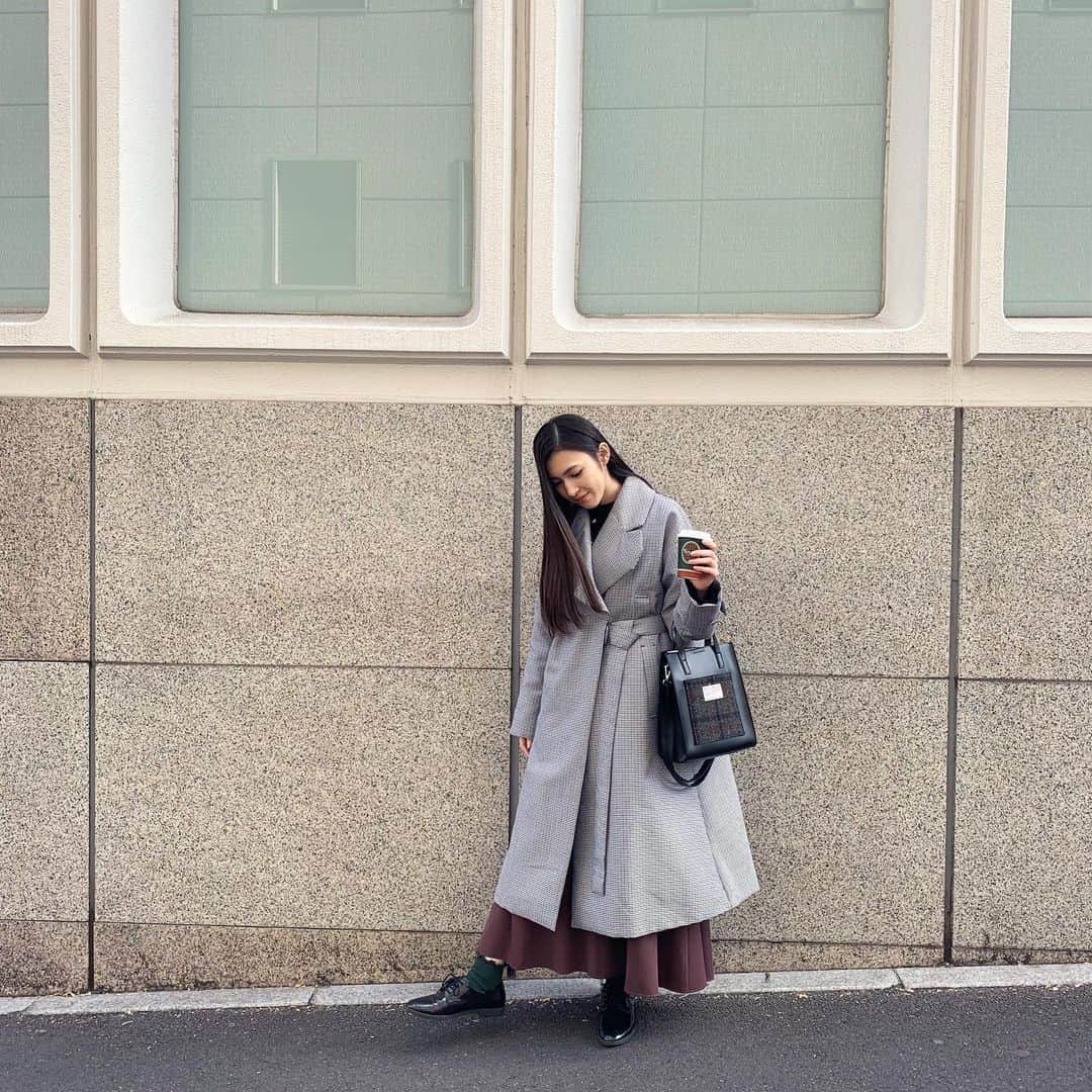 長見玲亜さんのインスタグラム写真 - (長見玲亜Instagram)「☕︎  coat #オンワード樫山  skirt #archive  bag #harristweed   2枚目のポーズは謎です（笑）  ⚠︎撮影の時のみマスクを外しています！」12月27日 14時10分 - rea_nagami_official