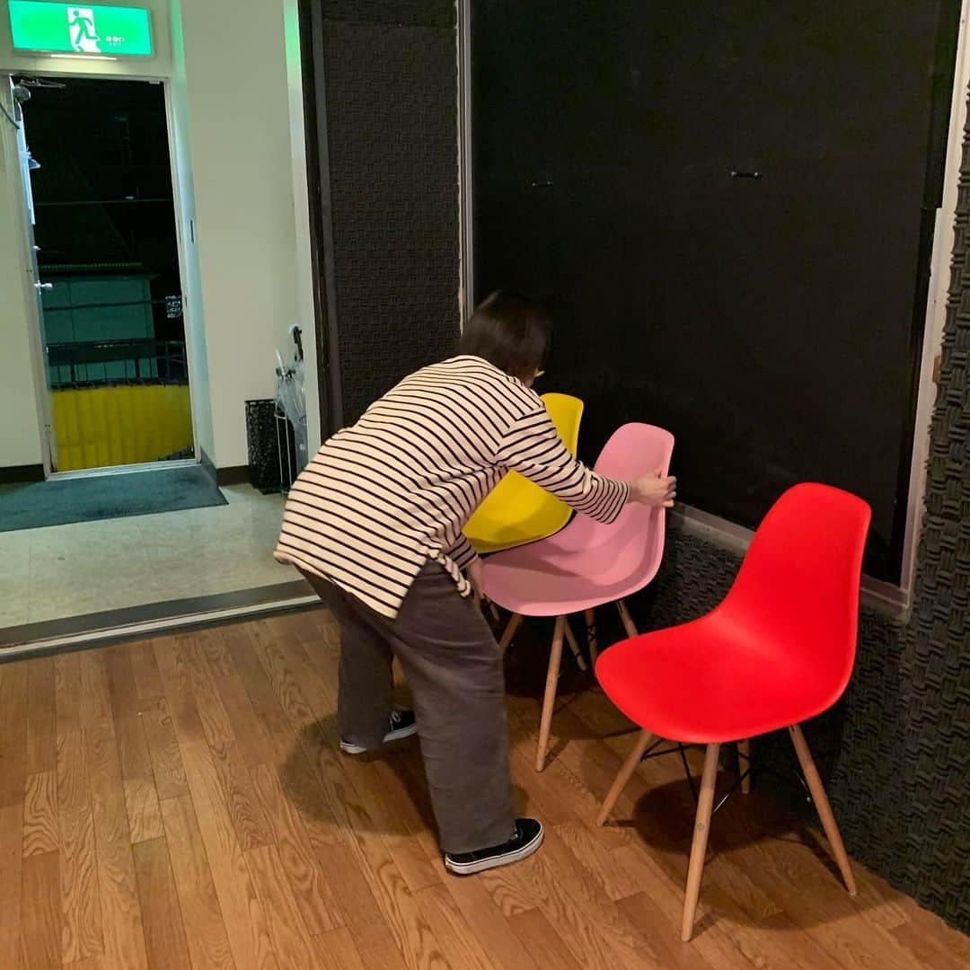 にぼしいわしさんのインスタグラム写真 - (にぼしいわしInstagram)「山田といわしのカラフル椅子片付け  撮影:しょーこ」12月27日 14時10分 - niboshiiwashiiwashi