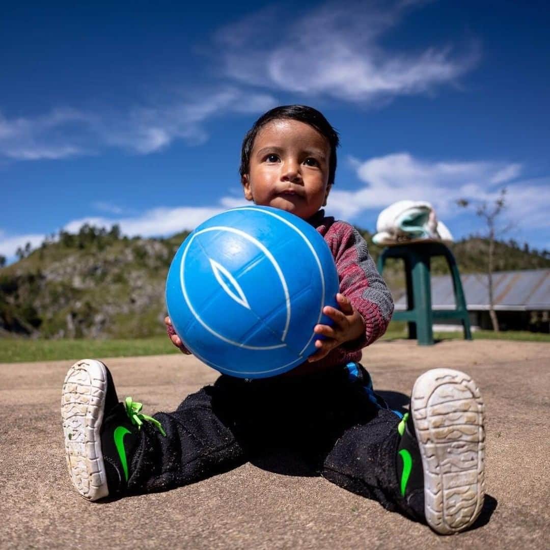 unicefさんのインスタグラム写真 - (unicefInstagram)「18-month-old Erick Samuels was found by UNICEF teams as they searched for cases of acute malnutrition in rural Guatemala. Thanks to their support, Erick's life has been transformed.⠀ ⠀ "The pandemic affected us very much, economically and otherwise. Our son looks very different today compared to when he was malnourished," says Erick's father, Floro. ⠀ ⠀ In Guatemala, 1 in 2 children suffer from chronic malnutrition. With families seeing less money coming in, and major disruptions to health services, COVID-19 threatens to make a bad situation worse.⠀ ⠀ UNICEF is working with governments to invest in nutrition and healthcare, particularly to improve the chances of the world’s most vulnerable families. @unicefguatemala @uniceflac © UNICEF/UN0373501/Billy/AFP-Services」12月27日 14時15分 - unicef
