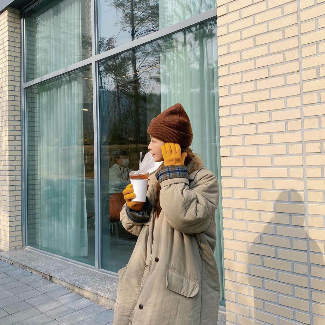 キム・ダヘのインスタグラム：「이사오고 첨 나와봄 동네 커피테이크아웃.. 🤣 이동시간만 30분 테이크아웃시간 5분,, 35분외출 후 복귀 캬캬」