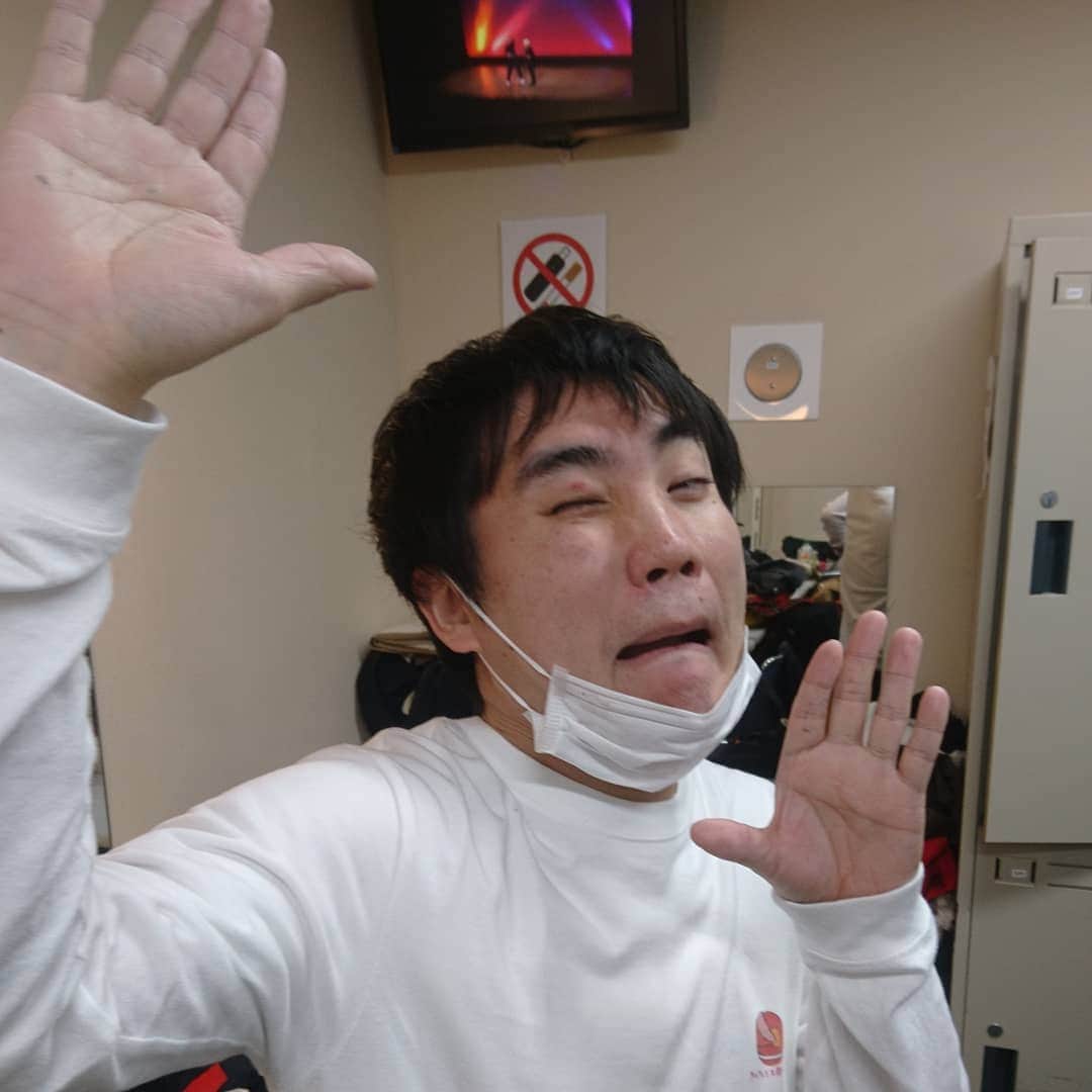 田中永真のインスタグラム：「昨日の思い出 国崎さんが瞼にケガしてた 面白い顔しようとして手を動かしてたら指が刺さっちゃったらしい 「目閉じてる時で良かったよね」って言ってた」