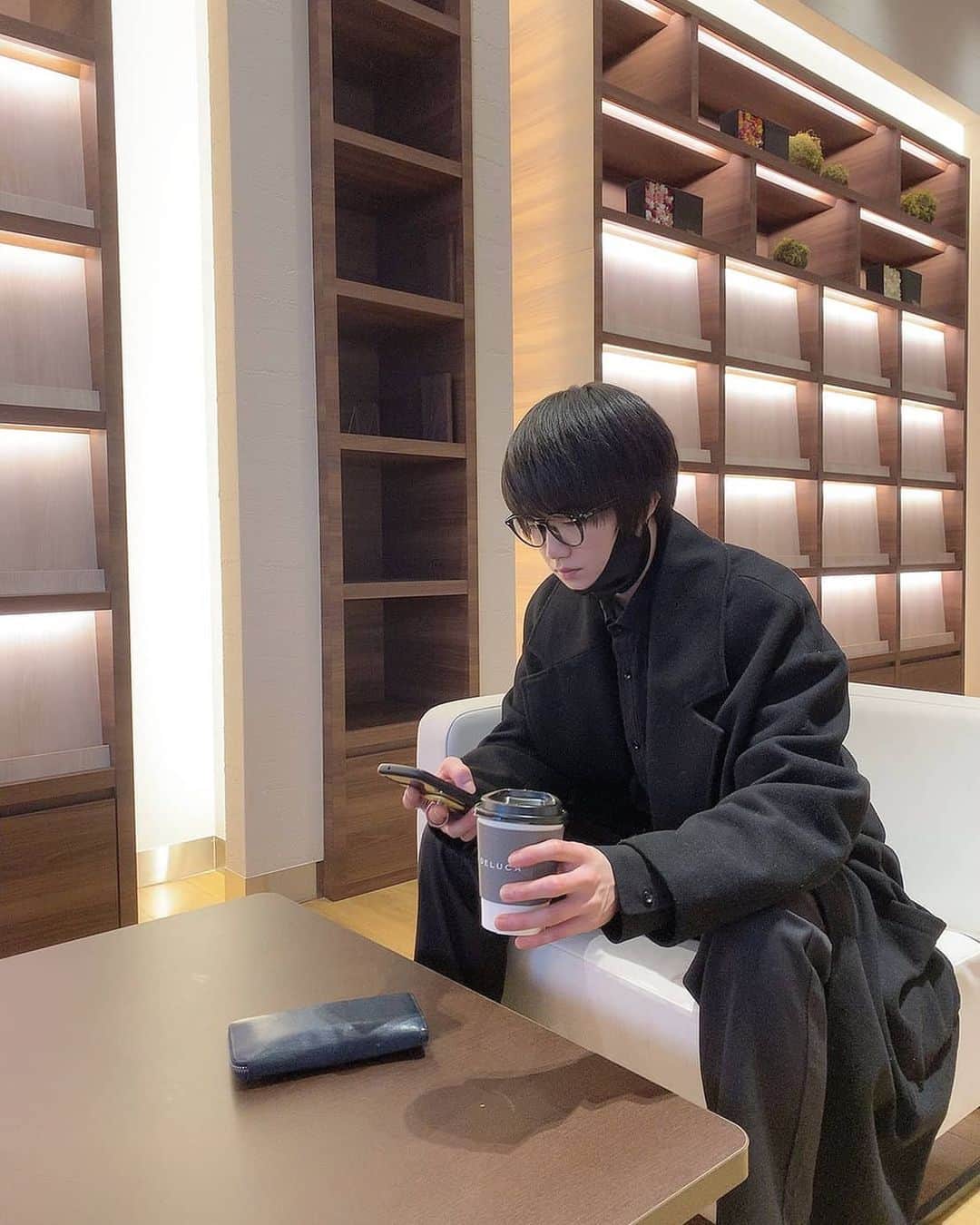 外山将平のインスタグラム：「そろそろ年末の大掃除始めようかな 今年ももう残りわずかっ  最近はアーモンドミルクにハマってます！  #photooftheday#camera#portrait#model#外山将平#役者#俳優#今日の外山#ootd#美肌 #写真#撮影#カメラ#ポートレート#ファインダー越しの私の世界#カメラ好きな人と繋がりたい#筋トレ#作品撮り#黒髪#メガネ男子#ブラックコーデ#冬#winter#fashion#instagood#カフェ#カフェ巡り#カフェ休憩」