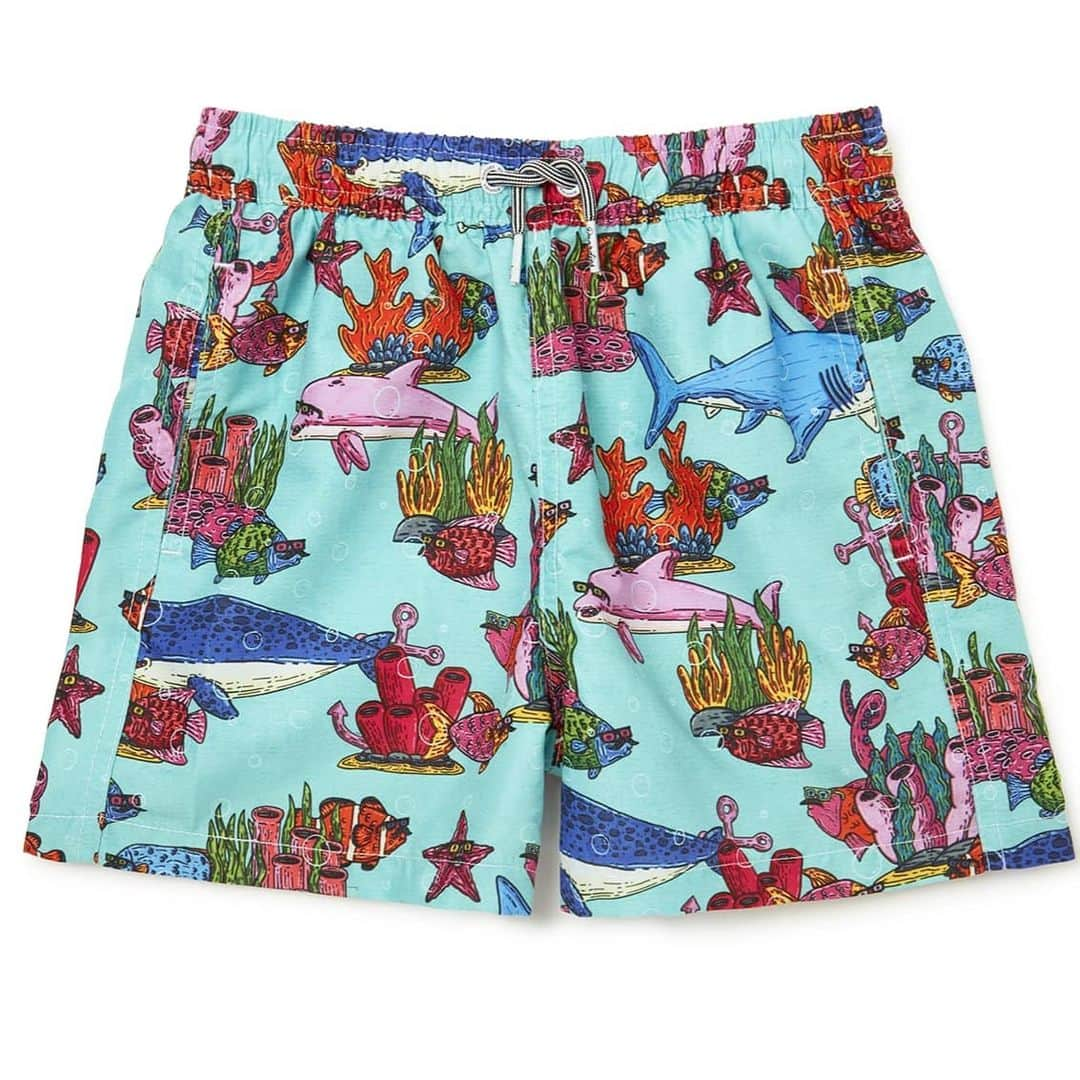 MULGAさんのインスタグラム写真 - (MULGAInstagram)「New Under the Sea swim boardshorts collaboration with @boardiesapparel have just hit our webshop 🐠🐬🦈.⁣ ⁣ We've got them in men's and kids sizes so you can get onto that sweet twinning action, I know I will be 😎🤙.⁣⁣ ⁣⁣ #mulgatheartist #mulgaxboardiesapparel #boardies #artboardshorts #boardshortsforkids #boardshorts」12月27日 14時27分 - mulgatheartist