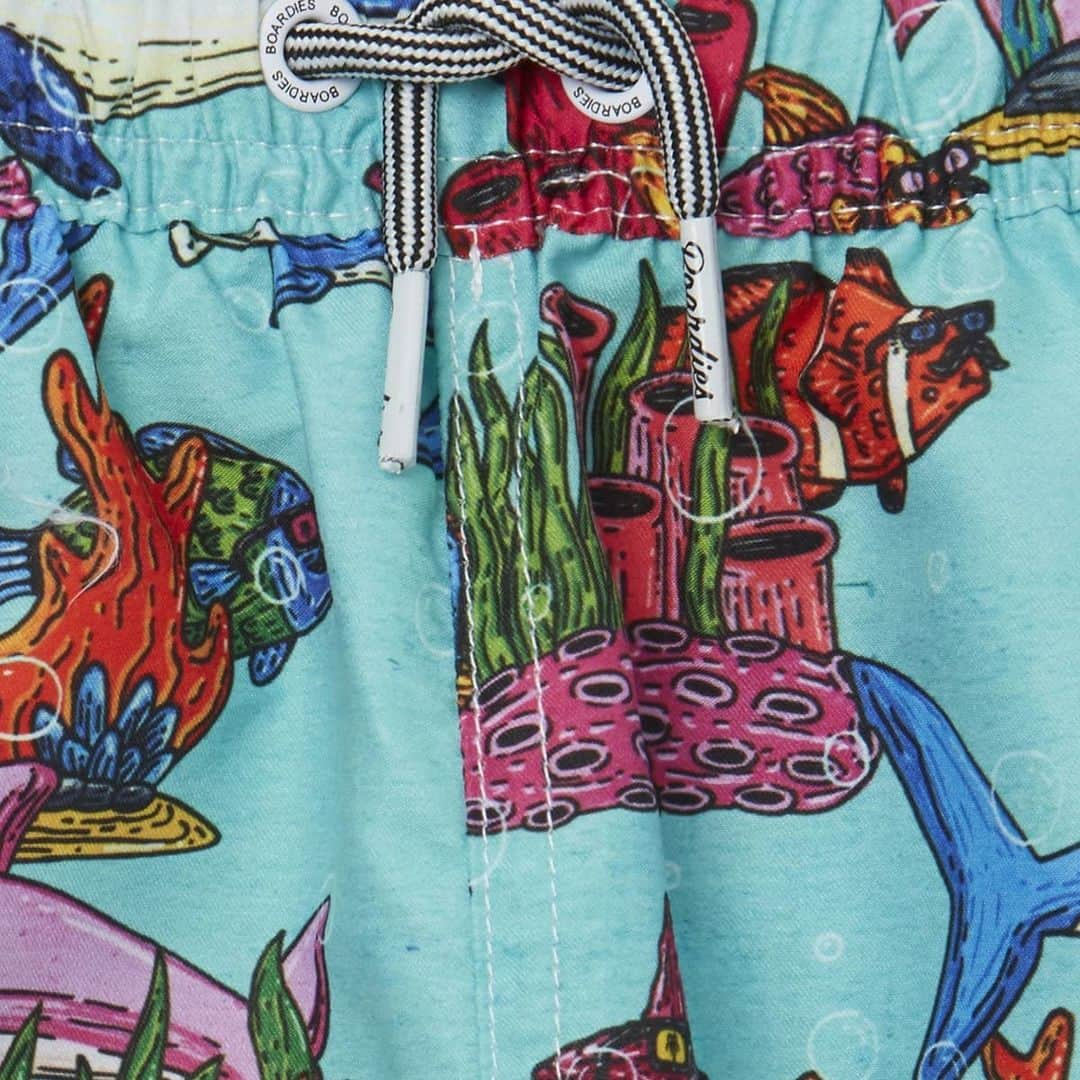 MULGAさんのインスタグラム写真 - (MULGAInstagram)「New Under the Sea swim boardshorts collaboration with @boardiesapparel have just hit our webshop 🐠🐬🦈.⁣ ⁣ We've got them in men's and kids sizes so you can get onto that sweet twinning action, I know I will be 😎🤙.⁣⁣ ⁣⁣ #mulgatheartist #mulgaxboardiesapparel #boardies #artboardshorts #boardshortsforkids #boardshorts」12月27日 14時27分 - mulgatheartist