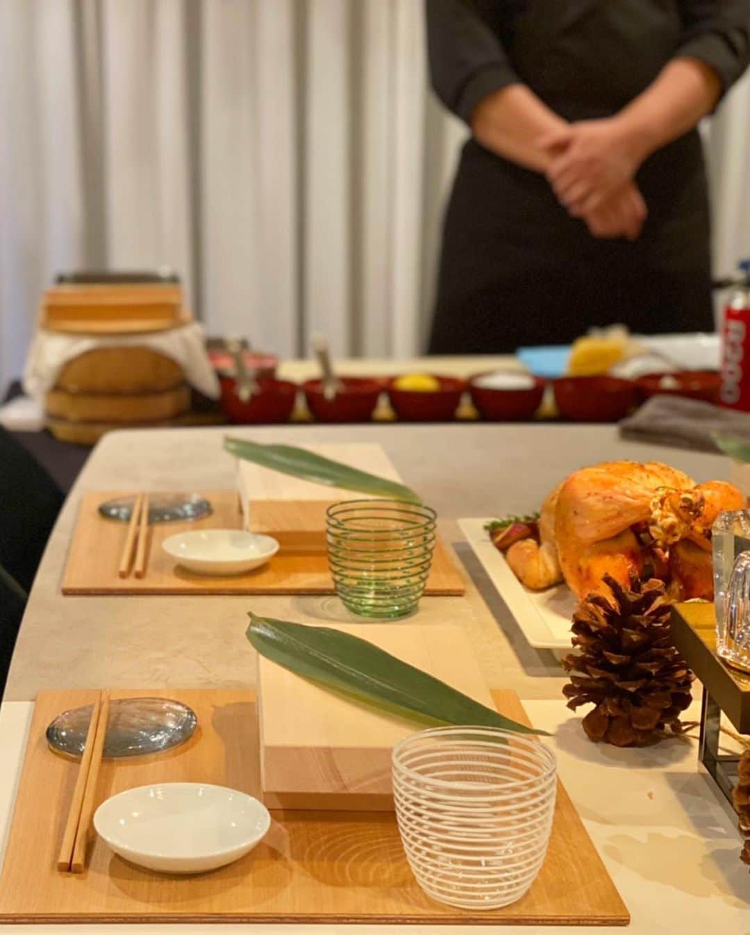 Mai Wakimizuのインスタグラム：「毎年Xmas partyはお届けリストランテの出張シェフにお願いしてます♡今年は初めてのお鮨♡実際に目の前で握って下さるのでお店に行った気分で頂けました＼(^o^)／それに合わせたsaorinのテーブルコーディネートが素敵過ぎて、更に食欲出た♡笑 ボリューム満点のコースで大満足でした♡ #お届けリストランテ#出張シェフ」