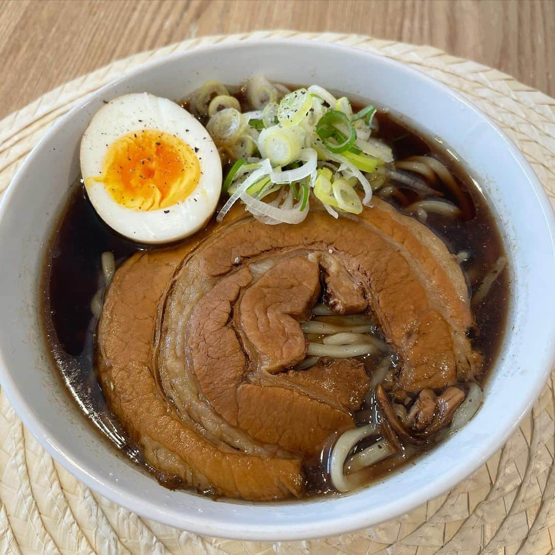 赤松悠実さんのインスタグラム写真 - (赤松悠実Instagram)「#すまたん #🍜 関西の最強ラーメンが、家で食べられます‼️ ラーメンフェスタができないので、今回は 冷凍で届く名店の味を楽しんでください❄️💜 家で食べられるレベルではない、、、😍✨ あなたの美味しい顔も投稿してね👌 残ったスープでチャーハンしたら お店の味すぎて笑けた😝❤️ #森ちゃんのラーメンフェスタ #ラーメンフェスタリモート #ラーフェスリモート #ウマ顔#ウマ顔コンテスト#だしと麺 #Style林」12月27日 14時32分 - akamatsuyuumi