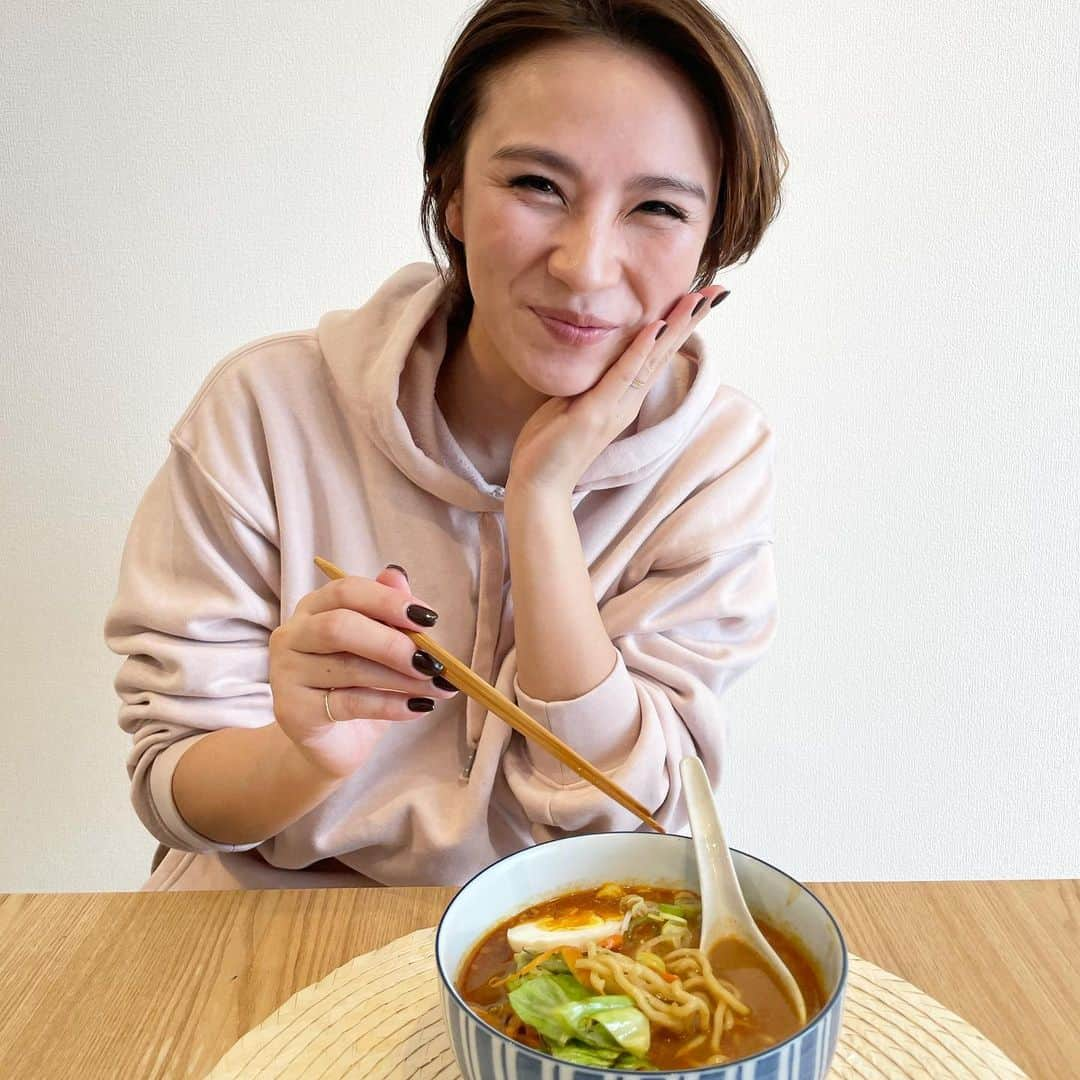 赤松悠実さんのインスタグラム写真 - (赤松悠実Instagram)「#すまたん #🍜 関西の最強ラーメンが、家で食べられます‼️ ラーメンフェスタができないので、今回は 冷凍で届く名店の味を楽しんでください❄️💜 家で食べられるレベルではない、、、😍✨ あなたの美味しい顔も投稿してね👌 残ったスープでチャーハンしたら お店の味すぎて笑けた😝❤️ #森ちゃんのラーメンフェスタ #ラーメンフェスタリモート #ラーフェスリモート #ウマ顔#ウマ顔コンテスト#だしと麺 #Style林」12月27日 14時32分 - akamatsuyuumi