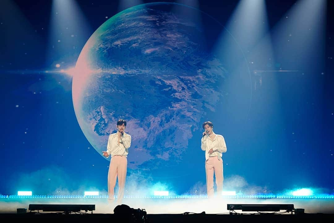 東方神起さんのインスタグラム写真 - (東方神起Instagram)「동방신기, 데뷔 17주년 기념 온라인 팬미팅 성황! 토크+게임+무대까지 매력 가득 종합선물세트 선사! “여러분 덕분에 17주년을 맞이할 수 있었다. 정말 감사드리고 사랑한다”  TVXQ! Successfully wraps up 17th anniversary online fanmeeting! Presents the perfect package of Talks, game & performances! “We came to our 17th year thanks to you. We thank you and love you so much”  #동방신기 #TVXQ! #東方神起 #TVXQ_BeyondLIVE #2020_TVXQ_ONLINE_FANMEETING_동冬방房신기_with_Cassiopeia」12月27日 14時34分 - tvxq.official