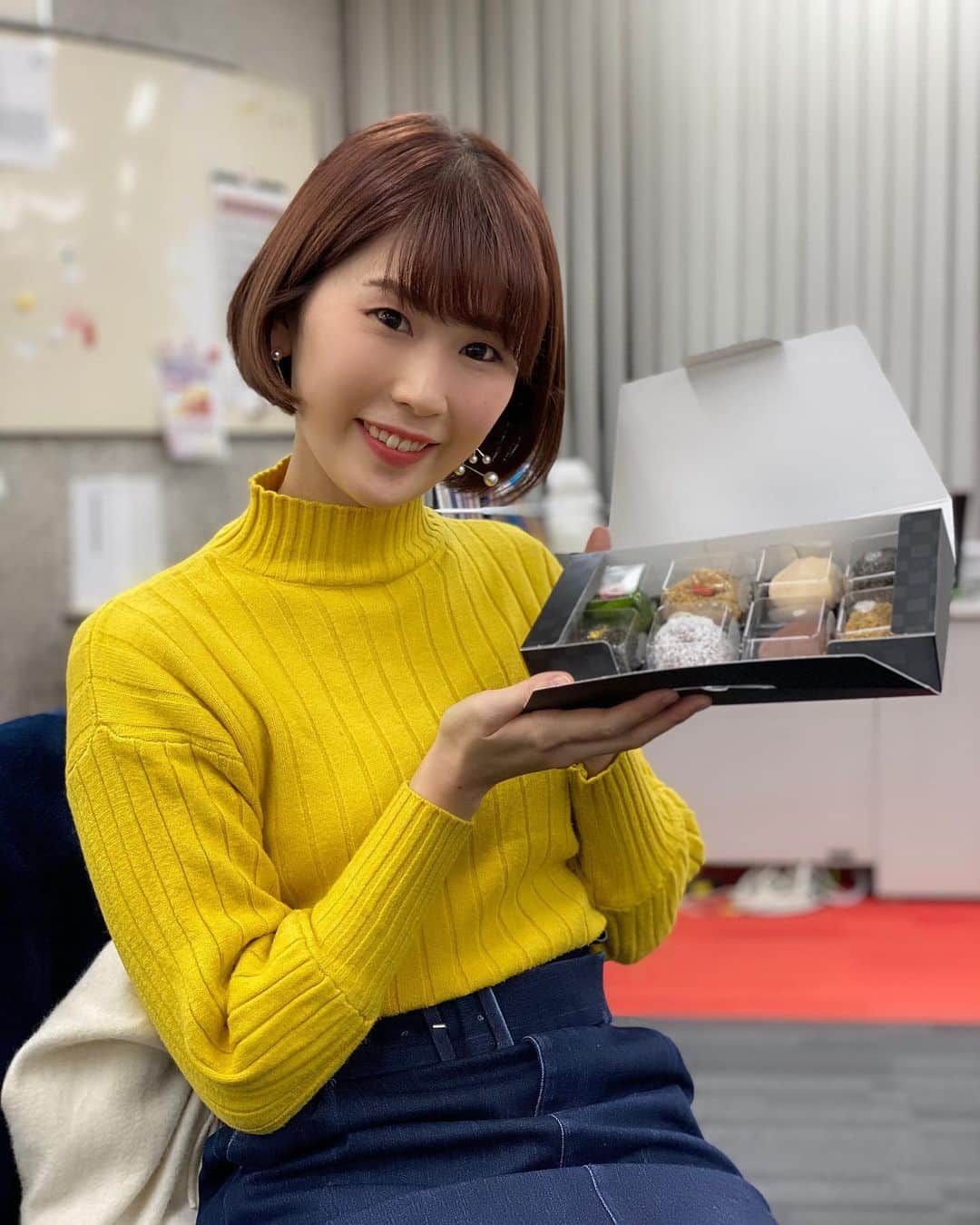 のインスタグラム：「以前ててて！で紹介した 富士河口湖町にあるおはぎ専門店「もともち」のおはぎ❤️  富士の四季を表現したおはぎは味はもちろん、見た目がとても素敵です😊 今年はなかなか四季の移ろいを感じられなかったので、 おはぎで春夏秋冬を感じています♪  #おやぎ #もともち #おもたせ #おもたせスイーツ  #山梨県 #山梨 #yamanashi #甲府 #アナウンサー #ラジオパーソナリティ #ラジオパーソナリティー #ラジオ #radio #radiko #山梨放送 #ybsラジオ #小松千絵 #山梨スピリッツ #山梨スポーツ #スポーツ好き」