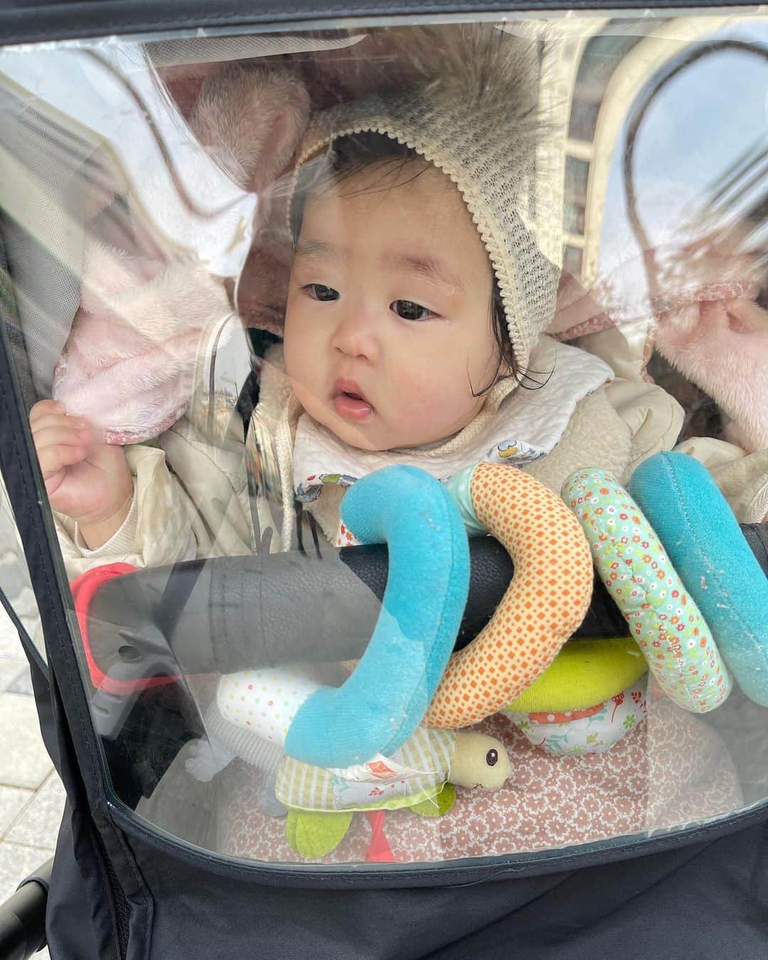 イ・ユンジのインスタグラム：「늘쳐져있는 저의 눈꼬리지만 우리엄마눈엔 때마다 다르대요. 지금은 오랜만의 유모차산책에 호기심 어린 눈이래요. #너희와함께까르르르#마음껏웃고떠들고산책하고싶다#마음의눈덩이가크다#사랑한다오늘도」