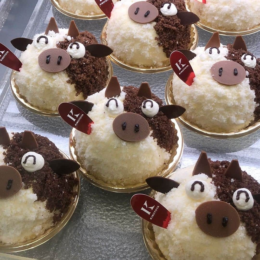 daimarusapporoさんのインスタグラム写真 - (daimarusapporoInstagram)「【丑年縁起物スイーツ🐮】  ただいま地1階 和洋菓子売場では、来年の干支「丑」をモチーフにしたスイーツを販売中です。  写真1枚目は〈きのとや〉迎春うし年ムースです。 可愛いですよね！  ほかにも 写真2枚目 〈一久大福堂〉丑大福  写真3枚目 〈ロリオリ〉干支デコレーション  写真4枚目 〈モロゾフ〉迎春 デンマーククリームチーズケーキ(丑うし)  写真5枚目 〈俵屋吉富〉干支まんじゅう「うし」  写真6枚目 〈麻布かりんと〉金箔麻布かりんと  写真7枚目 〈坂角総本舗〉ゆかり干支ノ箱  写真8枚目 〈柳月〉うし年のおみくじバアム(ミルク味)  丑モチーフのスイーツで美味しく楽しく新年を迎えましょう✨ 1/7(木)まで販売しておりますのでぜひご賞味ください😊  #スイーツ #迎春 #お正月 #菓子 #迎春菓子 #迎春スイーツ  #大丸札幌」12月27日 14時42分 - daimarusapporo