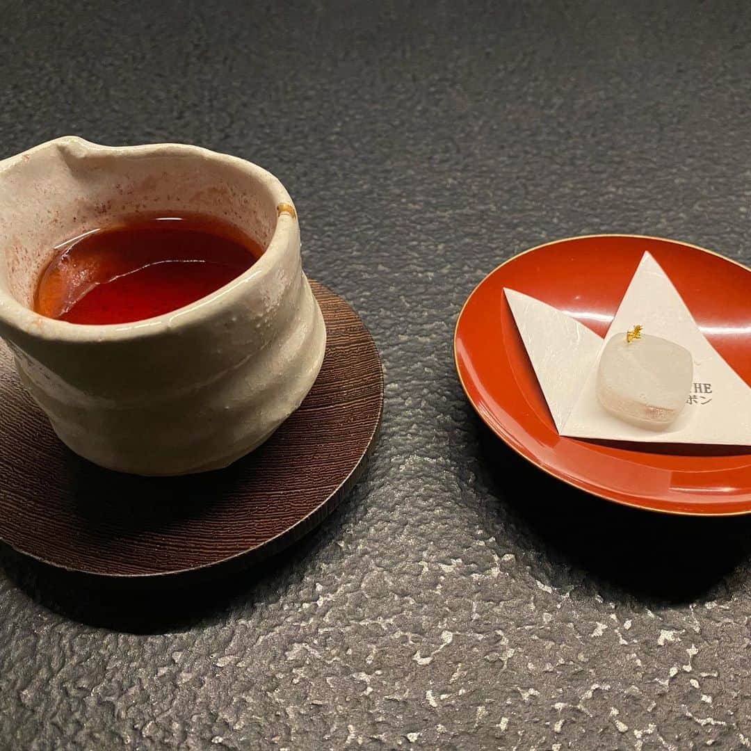 東京外食女さんのインスタグラム写真 - (東京外食女Instagram)「#星のや東京 #大手町 . .  驚では、しっかり驚きました。笑 . 目の前に出された瞬間、 思わず息を呑むサイズ！ . そしてスープが注ぎ込まれます…。 . . 「ブイヨンを注ぎまして、 　ポトフ風に仕上げてみました。」 . . これはやはりフレ... . . . 「食べ進めていくと下にビーツが 　ございますので割っていただくと 　ビーツソースが溢れ出します。」 . . ほう。 . . 「そうしますとボルシチに 　変わりますので...」 . . ロシア🪆？！ . . . このブイヨンがとんでもなく 美味しいです。 . パック販売して欲しい。 . . ポトフからボルシチ化した 驚を食べていると 今度は焼けたチーズのような 香りがする平たい焼きおにぎりが。 . . 残りのスープに入れて砕き、 追加でサワークリームが やってきました。 . この焼きおにぎり自体 初めから洋風な味付けだったようで、 混ぜていくとリゾット風に！ これも美味！ . . 楽しくて美味しい 驚きの一皿でした。 . 改では、口直しとして用意された ヨーグルトアイスと ベニマドンナ。 . 最近色んなところで ベニマドンナが出されていますね。 . . ヨーグルトアイスに 冷やされたベニマドンナの 冷気を閉じ込めるように、 ベニマドンナから作った飴を パリンと割って食べて行きます。 . . 湖畔に薄く氷が張ったような、 見事な冬の季節を 切り取った美しい口直しでした。 . . これも心から本当においしかった。 . . メインのデザートは融。 名の通り、 目の前で大きな雪だるまが 春菊のソースに溶けて行きました。 . . 春菊の食用としての旬は冬ですが、 ヨーロッパでは元々観賞用として 楽しまれていた植物です。 . 春には黄色い菊のような 花が楽しめます。 . . フレンチを意識した和食で デセールのような 甘味のような苺のムースを出して それを雪だるまで隠す。 . . 春菊のソースで溶かすなんて、 中々の粋な演出だと私は思いました。 . 狙っているのかな？ たまたまなのかな？ . . 苺で覆われたムースなのか ババロアなのか、 なんとも言えない食感の中身は 甘酒で作ったそうで 懐かしいような、優しい味わい。 . 苺と春菊がとっても合います。 . . . 最後は雨でおしまい。 アブサンという香草系のお酒。 . . これはかなり強かった。笑 . リキュールボンボンで締めて 完全にフレンチの域です。 . . . 改めて書いていて、 どうしてこんなにフレンチ寄りなのか 聞いてみればよかったです。 . . ご存知の方がいらっしゃいましたら お教えください🙇‍♀️ . . #星のや東京 #星のや #gotoキャンペーン  #高級ホテル #ホテルステイ #ホテルディナー  #東京グルメ #東京外食女 #大手町グルメ」12月27日 14時44分 - himeno_0729