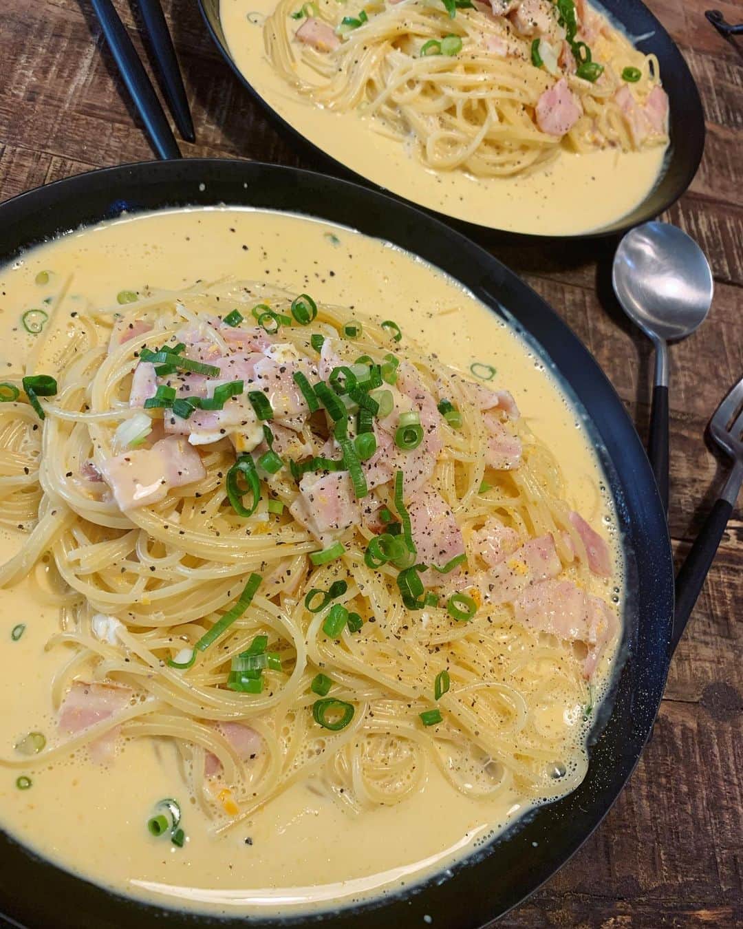 のインスタグラム：「大掃除しながら子供達にお腹空いたを連呼されバタバタランチ🍽 ☆ 冷蔵庫に生クリームが余ってたから和風柚子胡椒カルボナーラ😋 ☆ 2人はマミーのクリームパスタでこれが1番好きって言ってくれる☺️ ☆ やりたくなかった換気扇をやっつけてお風呂場半分やって、あと少しー💪鏡の水垢ってほんっとしぶとい😟サランラップ使ってるよ👍 ☆ お天気だから掃除もやる気になるわ！単純😅 年末めちゃくちゃ大寒波みたいだからほんっと引き込もれるようにしないと😨雪降ったら車乗れない😩 ☆ あと一息頑張りマース⋆͛🦖⋆͛ ☆ #柚子胡椒カルボナーラ #foodie#おうちカフェ#food#homemade#instafood#手料理#foodphoto#テーブルコーディネート#時短レシピ#ヘルシーメニュー#fooddaily#foodpic#foodstagram#おうちごはん#暮らし#節約レシピ#pasta#dinner#foodporm#vscofood#japanesefood#foodstyling#料理写真#夕飯#ワンプレート#愛情ご飯」