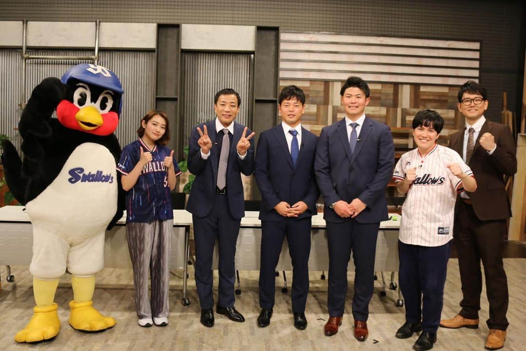 溜口佑太朗のインスタグラム：「本日フジテレビONEで22時〜、ヤクルトファンのシーズンオフのお楽しみ『つば九郎タイムス』最新回です🐧 SPゲストに山崎晃大朗選手と最優秀賞中継ぎ投手の清水昇投手だ‼️ プロ野球選手は本当にデカいネ‼️  #swallows」
