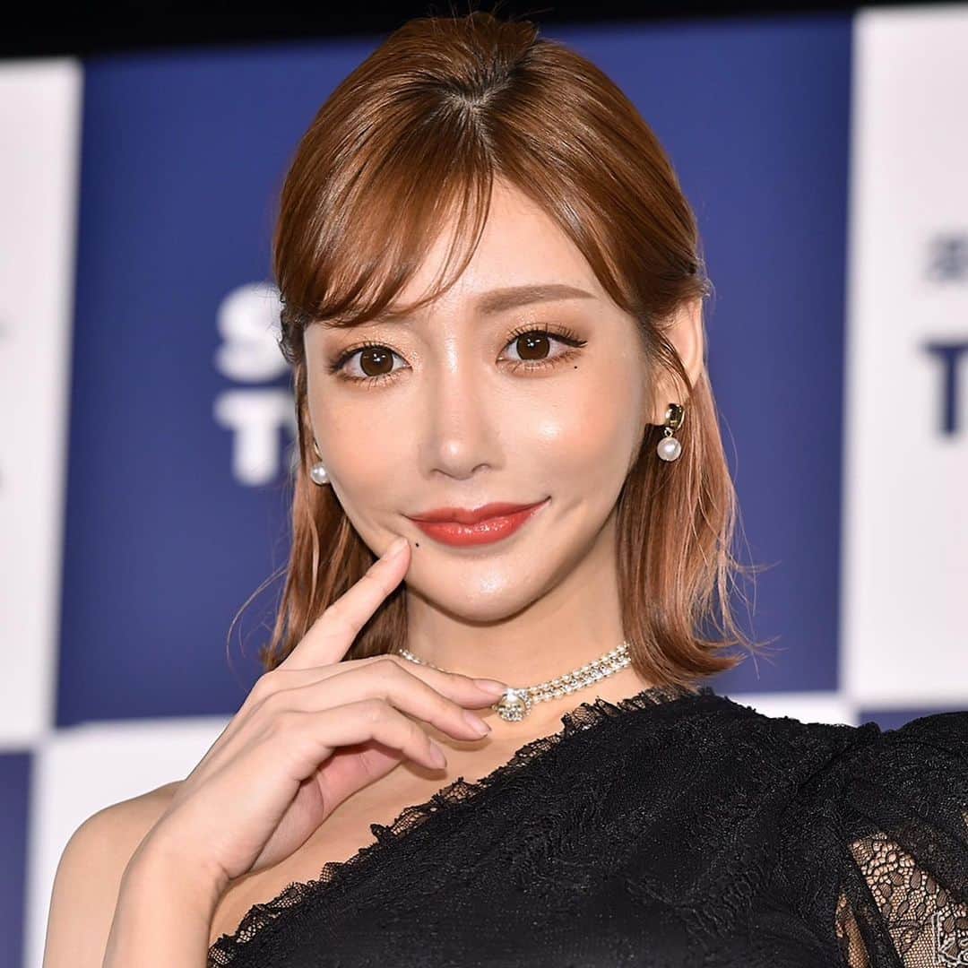 明日花キララのインスタグラム：「KISSHADAの送料無料キャンペーンと年内販売が明日12/27 23:59で終了になります⚠️⚠️ 明日までの購入は年内のお届けも間に合います🚚✨ . 年末年始は暴飲暴食でお肌がボロボロになりがち🎍 KISSHADAでしっかりケアしましょ🤓 . よし！ 有馬記念あたりますように🙏 🏇🏇🏇 #貼る白玉点滴  #キララ肌」