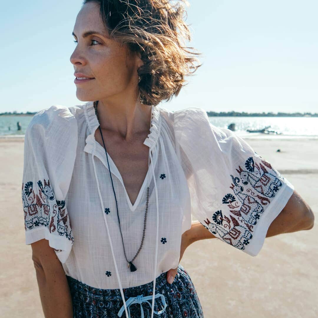 ミーガンパークのインスタグラム：「Summer ease // relaxed pieces to take you through lazy summer days @gypsyfind find wears the embroidered Selina Cotton Top. Find this as part of our summer sale on now x」