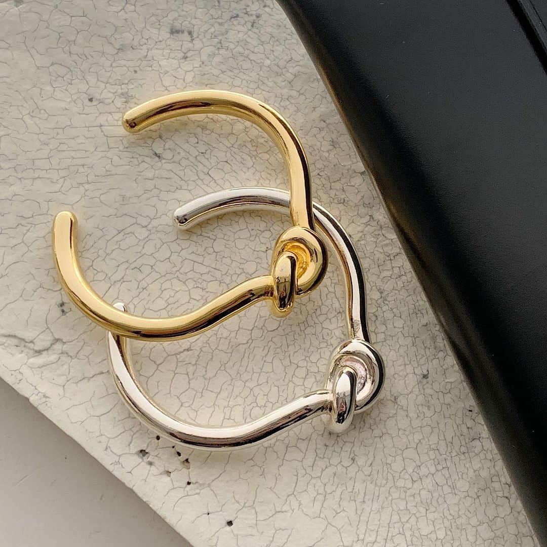 chieko6さんのインスタグラム写真 - (chieko6Instagram)「CHIEKO+☞本日12/27sun21:00start ☞終了です🙇‍♂️沢山のご注文ありがとうございました。  Manon necklace silver  knot bangle  再入荷しました。  その他jewelry・accessoryの販売です。 #chiekoplus #bottegaveneta」12月27日 14時55分 - chieko6