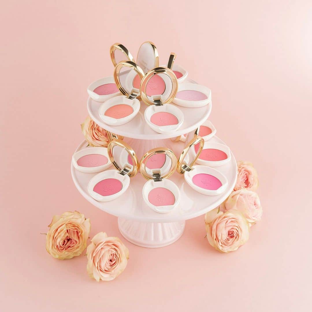 Les Merveilleuses LADURÉEさんのインスタグラム写真 - (Les Merveilleuses LADURÉEInstagram)「2021 SPRING COLLECTION⠀ 1月2日(土)発売⠀ ご予約承り中⠀ ⠀ パウダー ブラッシュのピンクカラーをピックアップ。⠀ ⠀ ひときわ華やかなカラーバリエーション。⠀ 毎日、その日の気分で洋服や小物を選ぶようにチークカラーを着替えることで様々なメイクアップが楽しめます。⠀ ⠀ ◆パウダー ブラッシュ 22色 ／ 5,830円(税込)⠀ 01 Léonie⠀ 甘いライトピンクに透明感を与えるヴァイオレットを加えたニュアンスピンク。気品あふれる表情に。⠀ 02 Henriette⠀ 肌色を明るく元気にみせてくれるフレッシュな印象のピンク。⠀ 03 Dragee⠀ ナチュラルに色づいて肌に明るさを与えます。ふんわりと繊細に発色し、ハイライトにも。⠀ 04 Lavande 　　　⠀ ひとはけでパッと明るく透き通るような儚さを与えてくれるラベンダーピンク。⠀ 05 Rosita　⠀ 華やかで洗練された印象に仕上がるくすみローズピンク。落ち着いた大人の雰囲気に。⠀ 06 Bourbon⠀ 少しくすんだ青み白ピンク。控え目な大人可愛い印象を演出します。⠀ 11 Adrienne⠀ 大人っぽく仕上がるローズピンク。繊細なゴールドパールが生き生きとした表情を引き出してくれます。⠀ 12 Gallica⠀ 鮮やかに発色するブルーニュアンスのフレッシュネオンピンク。ひと塗りで頬を染め上げ、肌の透明感を演出します。⠀ 14 Ladurée⠀ ほんのり上気したような頬を演出するスウィートピンク。 15 Josepha　　　　　⠀ 穏やかな青みピンク。ブルーパールがくすみを飛ばし、肌に透明感のある澄んだツヤを。⠀ 16 Pauline⠀ ふんわり柔らかなコーラルピンク。どんなメイクもチャーミングに。⠀ ⠀ オンラインショップでもお求めいただけます。（一部サイトを除く）⠀ 詳細は公式サイトをご覧ください。⠀ ⠀ #lesmerveilleusesladurée #laduree #lmladuree #ladureemakeup #レメルヴェイユーズラデュレ #メルヴェイユーズ #ラデュレ #ラデュレコスメ #パウダーブラッシュ #パウダーチーク #チーク #新商品 #新発売 #血色感 #cheek #頬化粧 #メイク #チークカラー #春メイク #新作コスメ #デパコス #blush #引き寄せチーク」12月27日 15時00分 - lm_laduree