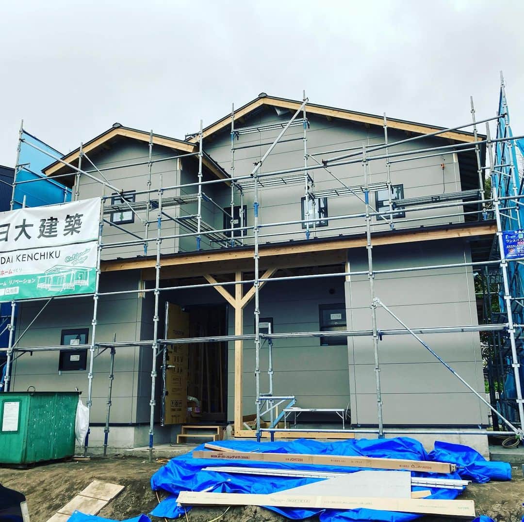 日大建築のインスタグラム：「グレーの外壁‼︎2階建て👍  #日大建築#カリフォルニアスタイル #サーファーズハウス新築#注文住宅#宮崎市#モダン#オシャレ#ビーチ#海#surf #ハワイ#アメリカン#大工#建築#設計#ウッドスタイル#中古住宅#リフォーム#リノベーション#カバードポーチ#ウッドデッキ#ヘリンボーン#マイホーム#家造り」