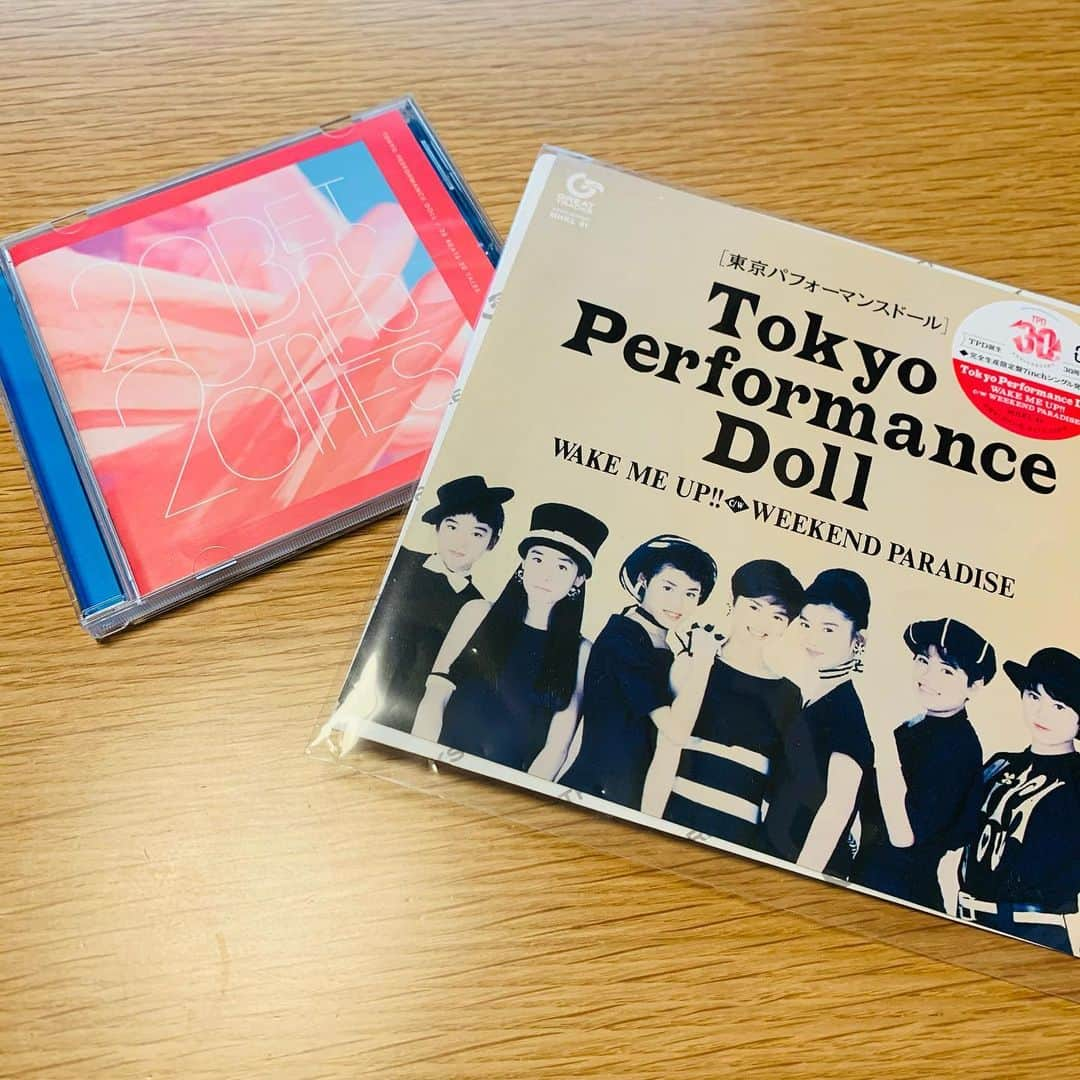 八木田麻衣のインスタグラム：「本日21:00〜インスタライブします！ 今日から連続4日間。明日はなっちゃん、明後日はさとみちゃん、ラストはかなちゃん。全て21:00〜！ 今回のアナログ盤または11/18発売の30周年アルバムのジャケットを見せてくれる方限定になりますが、是非ともご参加くださいな。 お待ちしておりますっ。」