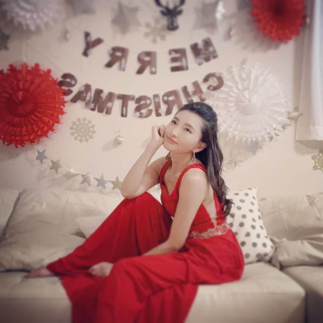マキろんのインスタグラム：「#山内智恵#マキろん#japanesegirl #クリスマス#christmas#ドレス#dress#赤」