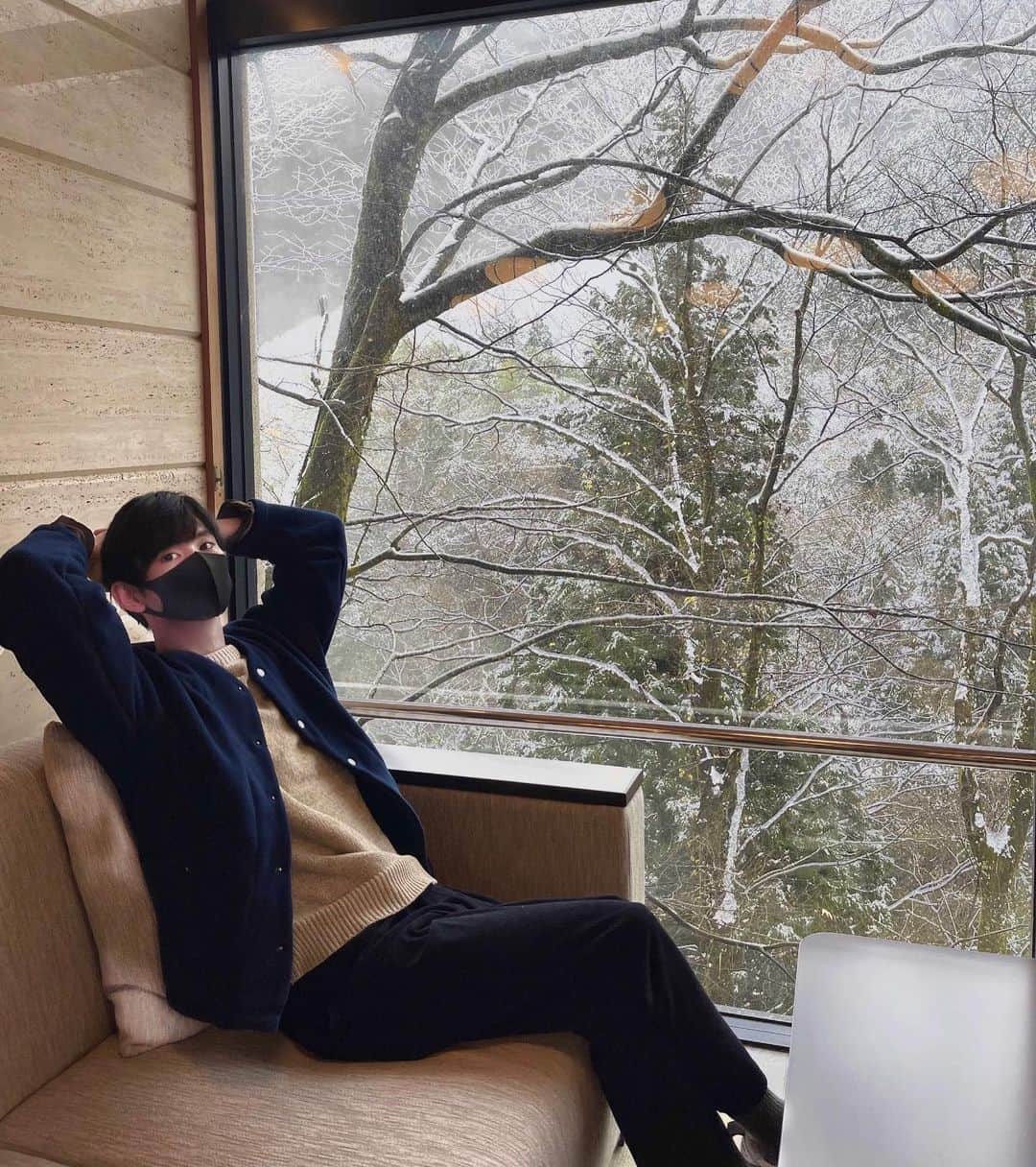池内ヨシカツのインスタグラム：「The train came out of the long tunnel into the snow country.  長いトンネルを抜けて雪国へ❄️」