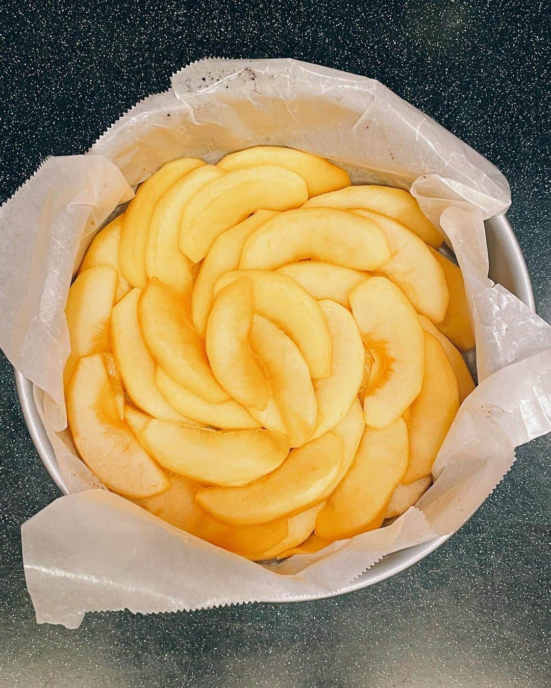 のインスタグラム：「父から送られてきた大量のリンゴを贅沢使い🍎 お陰様でとっても贅沢なタルトタタンが出来ました🥧  #グルテンフリー #タルトタタン」