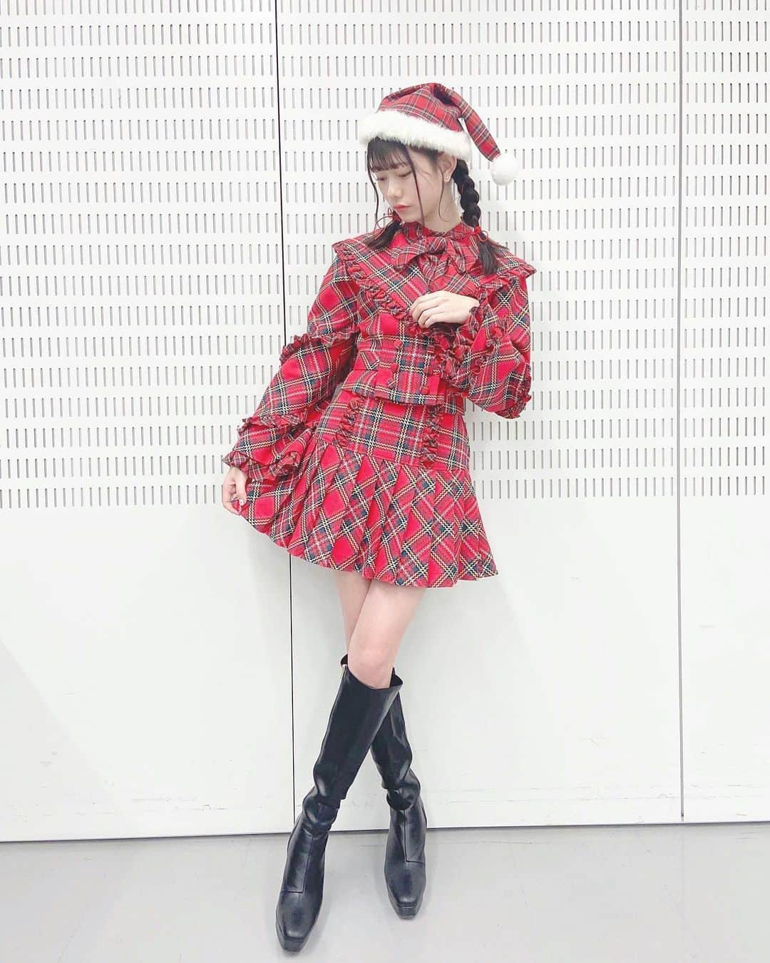 千葉恵里さんのインスタグラム写真 - (千葉恵里Instagram)「💌🌨﻿ ﻿ ﻿ ﻿ 新衣装が可愛すぎる、、﻿ ﻿ ﻿ 自分の名前が書いてあるっていうのに﻿ 驚きでめちゃめちゃ嬉しいです🥺﻿ ありがとうございます！！﻿ ﻿ ﻿ ﻿ ♪♪﻿ ﻿ ﻿ ﻿ #衣装 #AKB48 #赤チェック #オサレカンパニー さん﻿ #サンタ衣装 #かわいい #プリーツスカート #ロングブーツ﻿ #クリスマス #Xmas #ヘアアレンジ #編み込み  #編み込みヘアー﻿ #Mステ  #ミュージックステーション ﻿ ﻿ #인스타그램 #좋아요 #일상 #일상스타그램﻿ #일상룩 #애정템 ﻿」12月27日 15時15分 - eriierii_1027