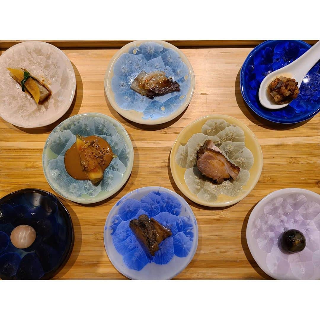 未來歩のインスタグラム：「今年は火ノ鳥さんの上海蟹の時期5回も食べれた😄紹興酒漬け大好き過ぎて✨  上海蟹のオス　メス　のオンパレード☺️ やっぱり大好きなお店だな❤️　  〆の麺も美味しかった🎶  一気に年末感漂う挨拶が増えてきたな。 良いお歳をお迎え下さいって  年末のご挨拶もできて良かった🍀  #中華 #グルメ #火ノ鳥 　#フカヒレ #食べログ #大阪グルメ #食べスタグラム #大阪 #超予約困難店 #紹興酒 #蟹」
