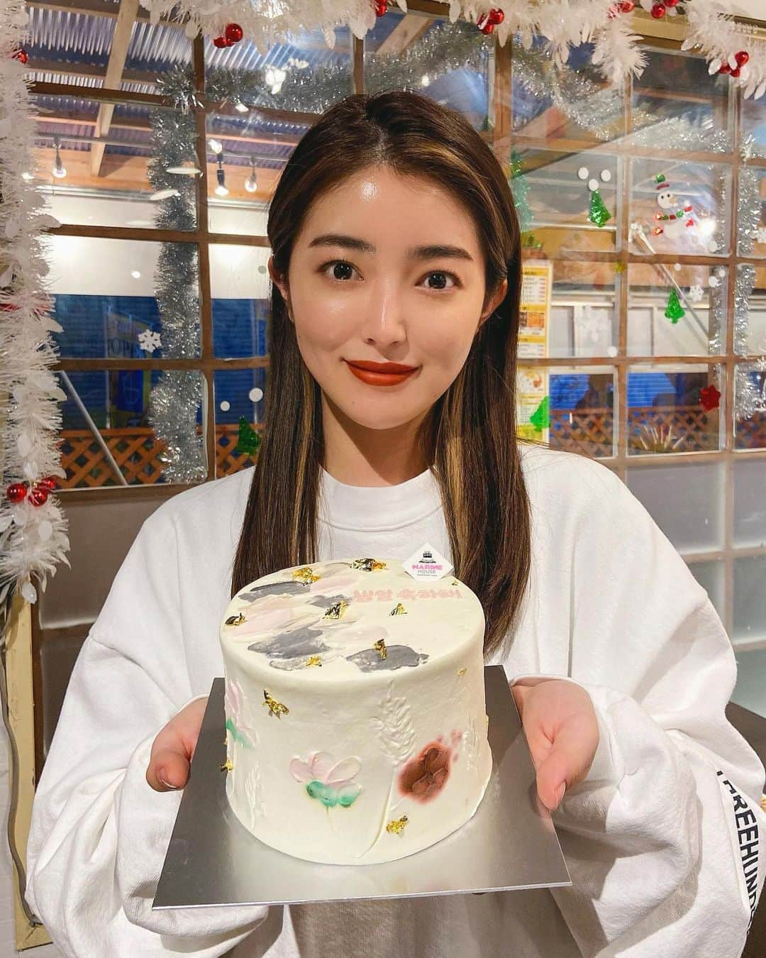 大口智恵美さんのインスタグラム写真 - (大口智恵美Instagram)「thank you🤍  なんて可愛いケーキ🎂🥺 上京した当初から仕事もプライベートも一緒に過ごしてきたお姉さん　@kakutaerika さん🤍 そして違う場所で二度も会って、そんなご縁からずっと仲良しの　@karen.el3 🤍  そんな大好きな2人と過ごせて幸せな時間でした🤍 ケーキが可愛すぎてどこのお店のか聞いたら　@marinehouse_yourstorycake のケーキだそうです🎂 私も今度使ってみよう🤍  ちなみにこの日はエステ帰りでメイクは薄めに✨ 年内最後に絶対行っておきたかった @lecollection0327yuki さんの所🤍 通い始めてもう3年目。 ゆきさん所に通うまで、この季節はお肌荒れ放題でいつもピリピリ痛くて、、 いわゆる敏感肌だったんだけど、 今はほぼトラブルの無いお肌になりました👏🥺 肌質を改善してもらえてほんとに感謝してます🤍 3年前までは生まれ持った肌質かと思い諦めてた部分もあったんだけど、ちゃんとケアすると変われる事を教えてくれました👏 肌質が変わると毎日がhappy🤍 これからも通い続けたい場所です🤍  #thankyou #love #happy #instagood」12月27日 15時21分 - chemiiiii