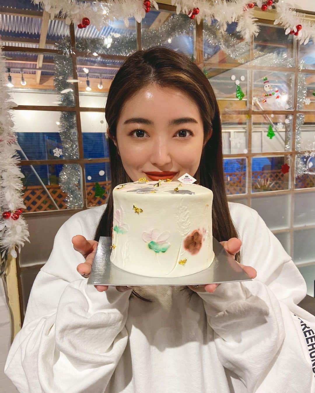 大口智恵美さんのインスタグラム写真 - (大口智恵美Instagram)「thank you🤍  なんて可愛いケーキ🎂🥺 上京した当初から仕事もプライベートも一緒に過ごしてきたお姉さん　@kakutaerika さん🤍 そして違う場所で二度も会って、そんなご縁からずっと仲良しの　@karen.el3 🤍  そんな大好きな2人と過ごせて幸せな時間でした🤍 ケーキが可愛すぎてどこのお店のか聞いたら　@marinehouse_yourstorycake のケーキだそうです🎂 私も今度使ってみよう🤍  ちなみにこの日はエステ帰りでメイクは薄めに✨ 年内最後に絶対行っておきたかった @lecollection0327yuki さんの所🤍 通い始めてもう3年目。 ゆきさん所に通うまで、この季節はお肌荒れ放題でいつもピリピリ痛くて、、 いわゆる敏感肌だったんだけど、 今はほぼトラブルの無いお肌になりました👏🥺 肌質を改善してもらえてほんとに感謝してます🤍 3年前までは生まれ持った肌質かと思い諦めてた部分もあったんだけど、ちゃんとケアすると変われる事を教えてくれました👏 肌質が変わると毎日がhappy🤍 これからも通い続けたい場所です🤍  #thankyou #love #happy #instagood」12月27日 15時21分 - chemiiiii