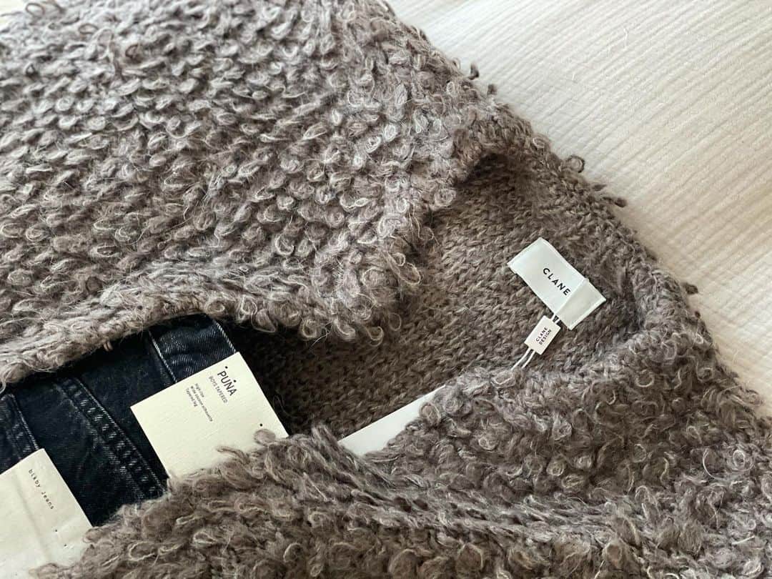 i_am_fukutaroのインスタグラム：「. . 気になってたループカーデが たまたま再入荷の30分前に気づき これは旦那さんにXmasとかこつけて 買ってもらおうと速攻でLINEした🙂 . 早くデニムをぎゅっと履いて合わせたいな♡ . 怒涛の物欲の塊が12月は押し寄せ、 ひとまずこれでお買い物終了致しました🕊 . 流石に出産まで2ヶ月切った今 着れるものも限られるし、 産んだ後もしばらく外出ないし 気付いたら春だろうし… . 次は春物に専念します🙇🏻‍♀️ . (こう言うセリフいい加減 みんな聞き飽きてるよな、 うん、自分も🥲ごめん） . . 来年も2人の子供を抱えながらも 変わらずファッションが楽しめますように🥰 . . . #clane#blkby #newin #師走感 #年末感 #maternityfashion #maternitycode #マタニティコーデ #マタニティファッション #momfashion#momcode #ママコーデ#ママファッション #simple#167cmコーデ」