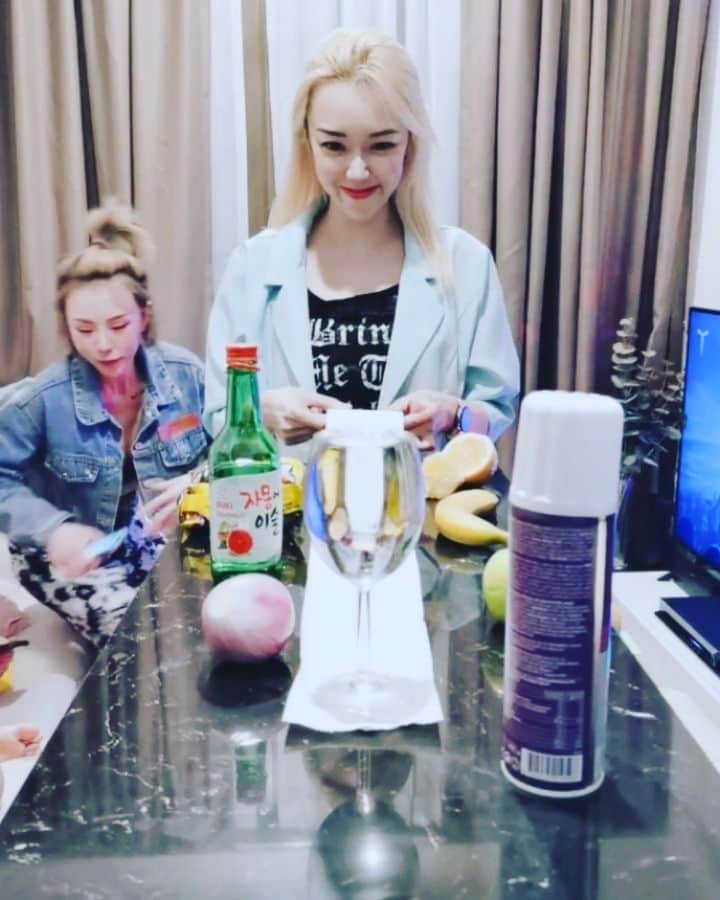 Nicole Chenのインスタグラム：「Games Challenge time with @glowvisage  Team  @annchaii  @sean.titanium  @titusslow  @walter_soh  @nicolechen.tv (winner)  #gameschallenge #games #tiktokgames #alcoholgames」
